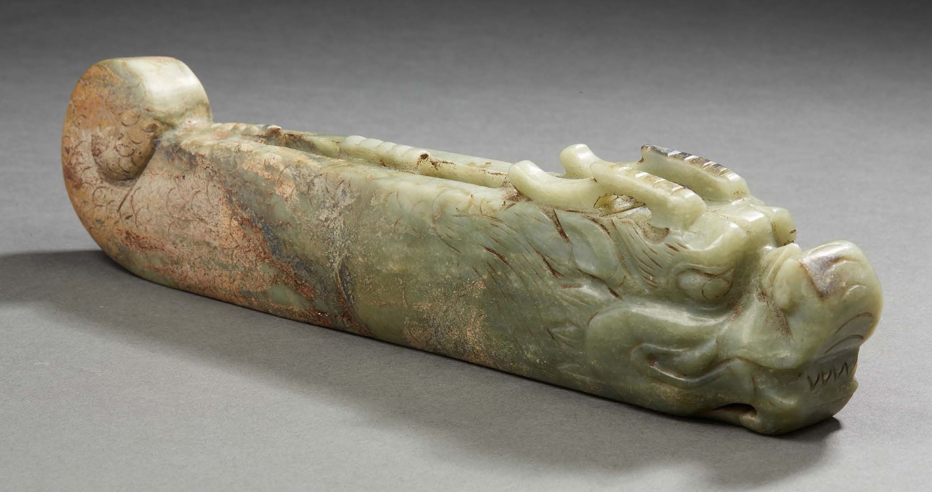CHINE, Deuxième moitié XXe siècle Objeto ritual de jade celadón en forma de drag&hellip;