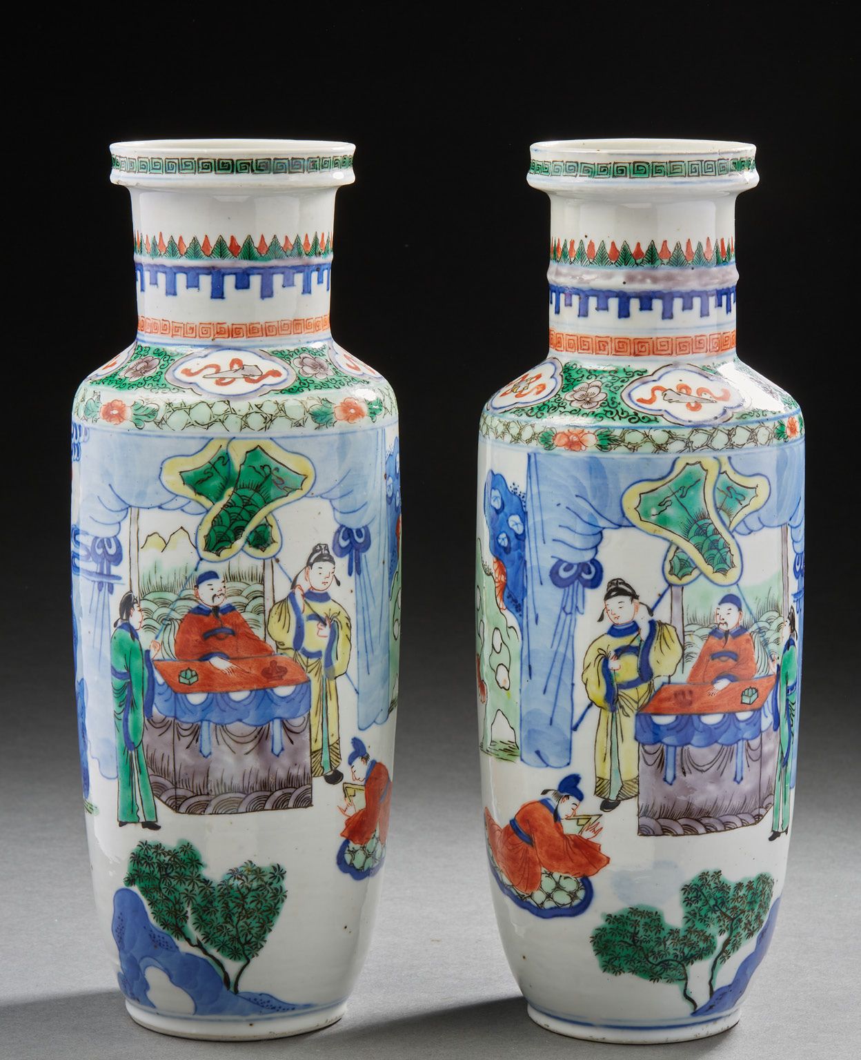 CHINE, vers 1950 一对绿色家族式的小卷轴瓷瓶，装饰着代表在鸳鸯面前的贵族的仪式。
底下有叶子标记。
H.30厘米
(其中一个的颈部有修复，一个的&hellip;