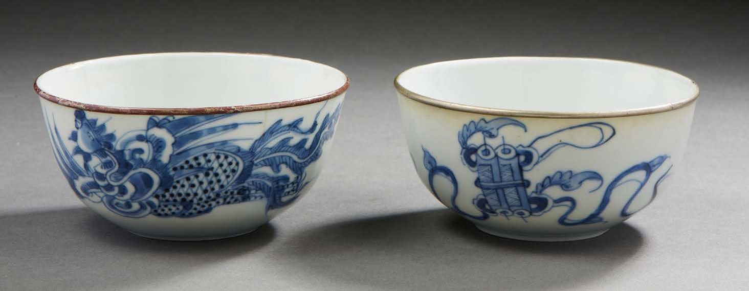 VIETNAM, XIXe siècle 一对小的色调瓷碗，用银色的金属圈起来，装饰有凤凰和双卷。
每个碗的底部都有Noi Phu的标记。
D.11.3厘米
(&hellip;