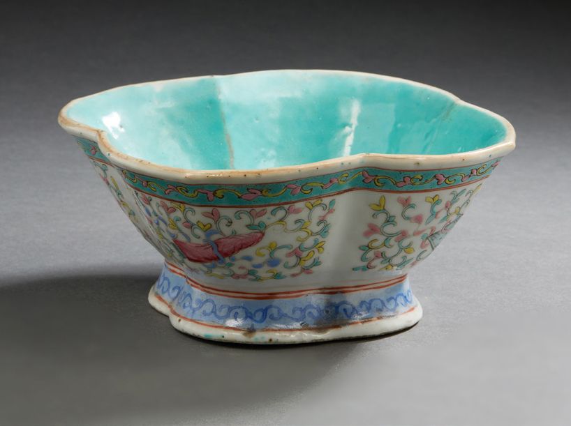 CHINE, Milieu XIXe siècle A small four-lobed porcelain and Famille Rose enamel b&hellip;