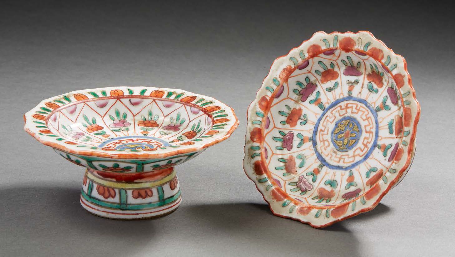THAILANDE, début XXe siècle Pareja de pequeñas tazas de porcelana policromada so&hellip;