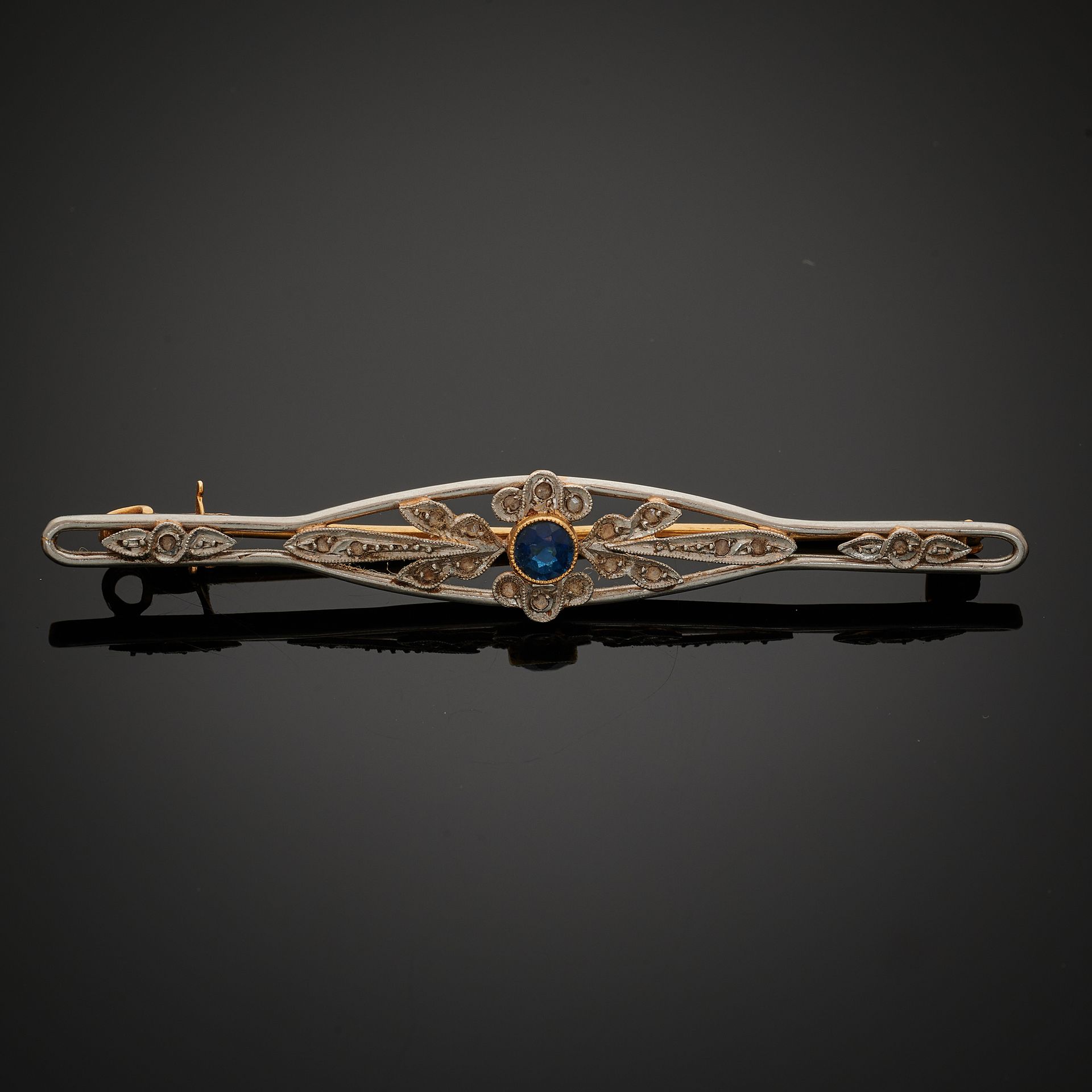 Null 双色金发夹，镶嵌着一颗仿蓝宝石，未切割的小钻石和幻彩。古老风格的法国作品。 
毛重：5.4克