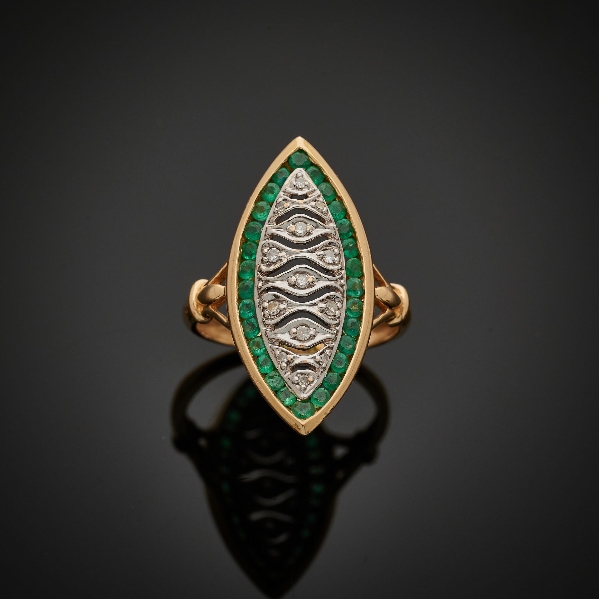 Null 以穿孔图案为中心，在一圈小的圆形祖母绿中镶嵌八分之八的钻石的黄金舟形戒指（冲击和意外）。
TDD: 50
毛重: 4克