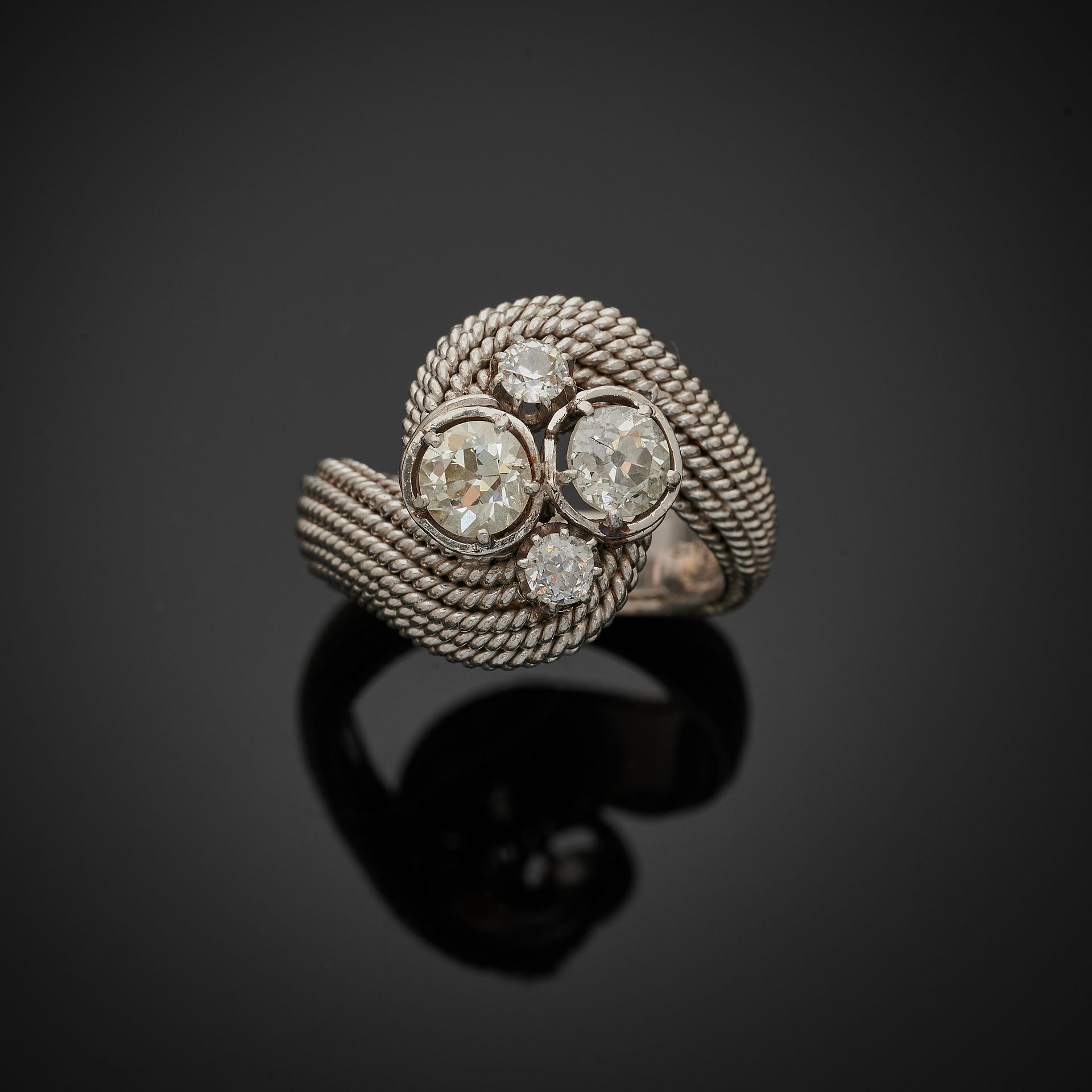 Null 一枚蜿蜒的戒指，由850毫米铂金和750毫米白金制成的主体在加固板上扭曲而成（修改过的手指尺寸），漩涡图案装饰着四颗老式切割钻石，两颗较大的钻石，每颗&hellip;