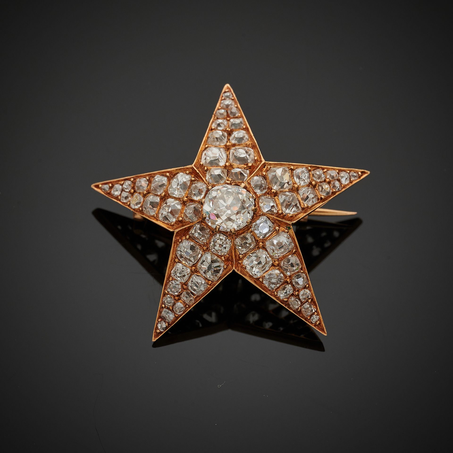 Null 一个优雅的750毫米玫瑰金套装，采用五角星的形式，整齐地镶嵌着天真的钻石，中间是一颗较大的老式切割钻石。19世纪末的作品。伴随着它的螺丝系统，可以把它&hellip;