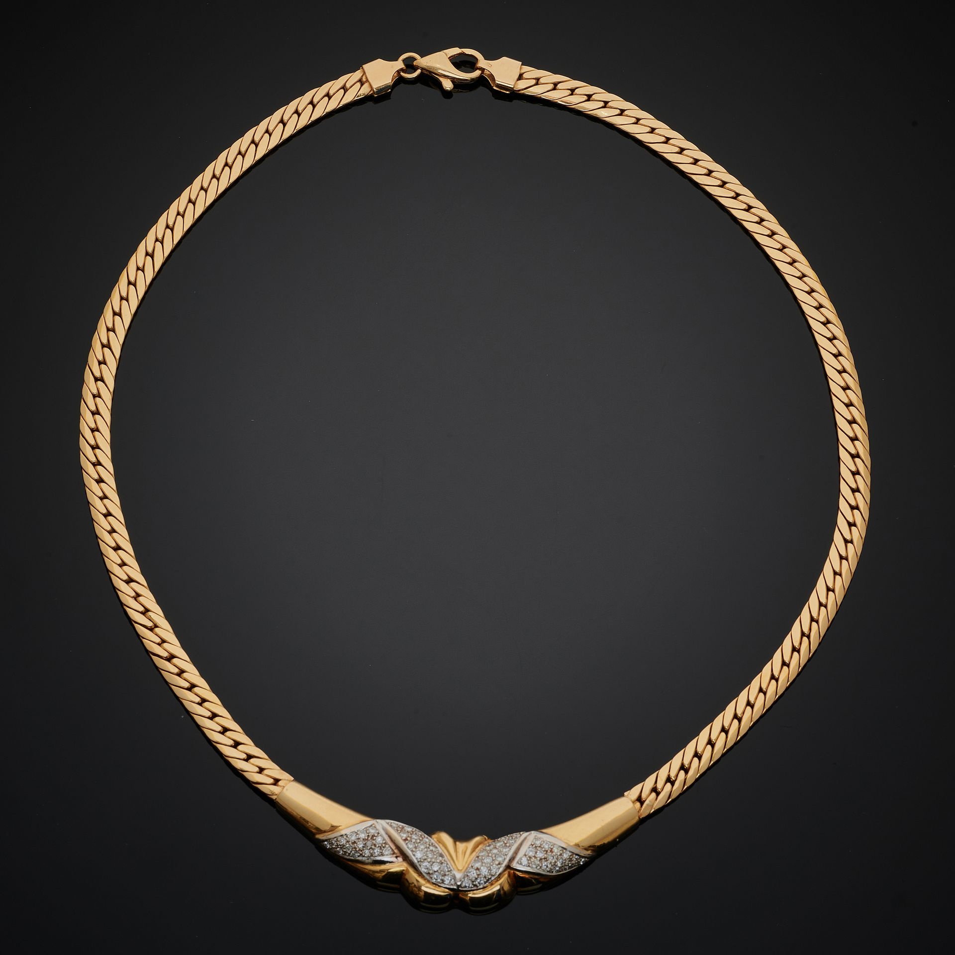 Null 双色金项链，平坦的卷边链，中心是密镶的明亮式切割钻石图案。
意大利80年代的作品。
毛重：29.7克