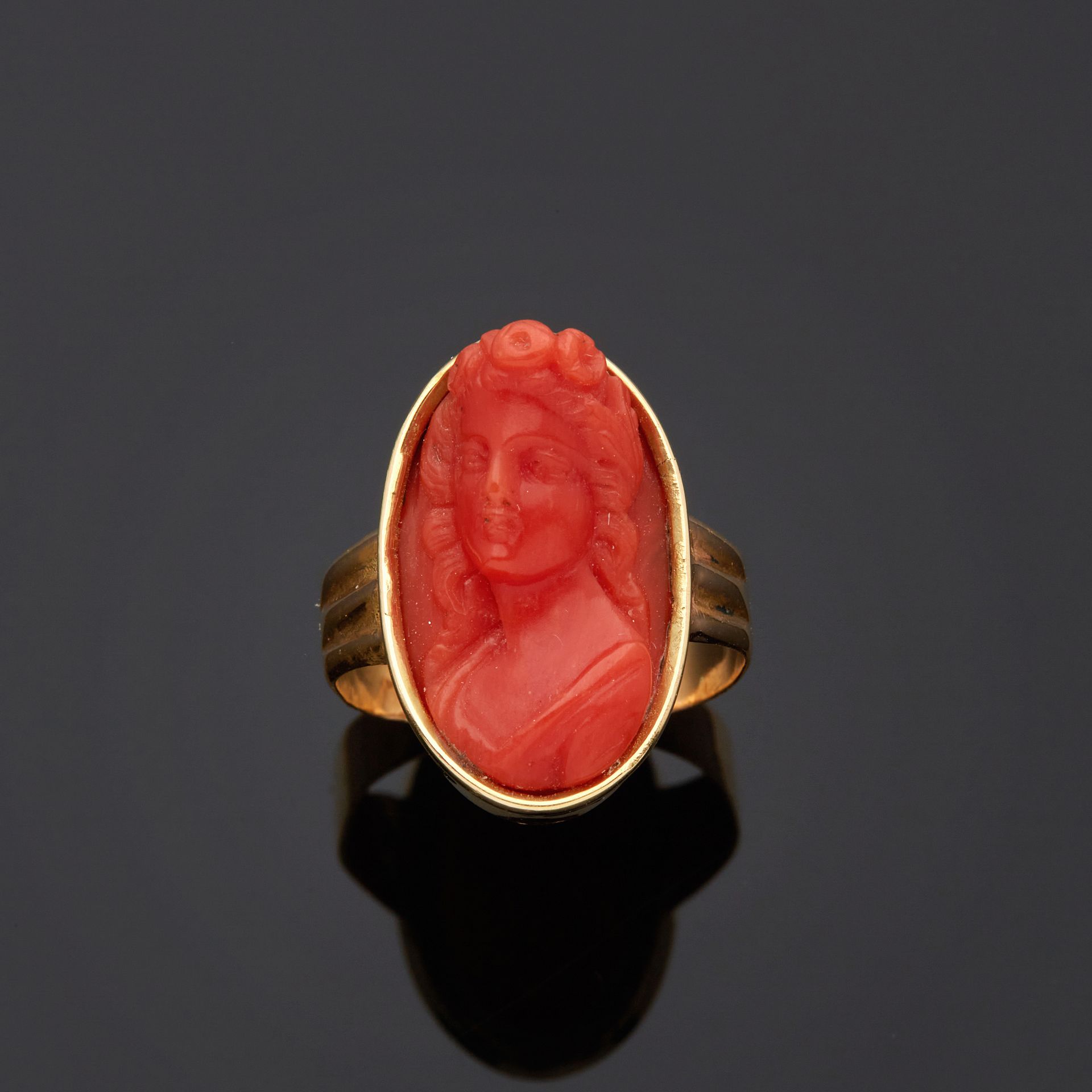 Null Yellow gold ring 750 mm decorated with a cameo in pre-convention coral in c&hellip;