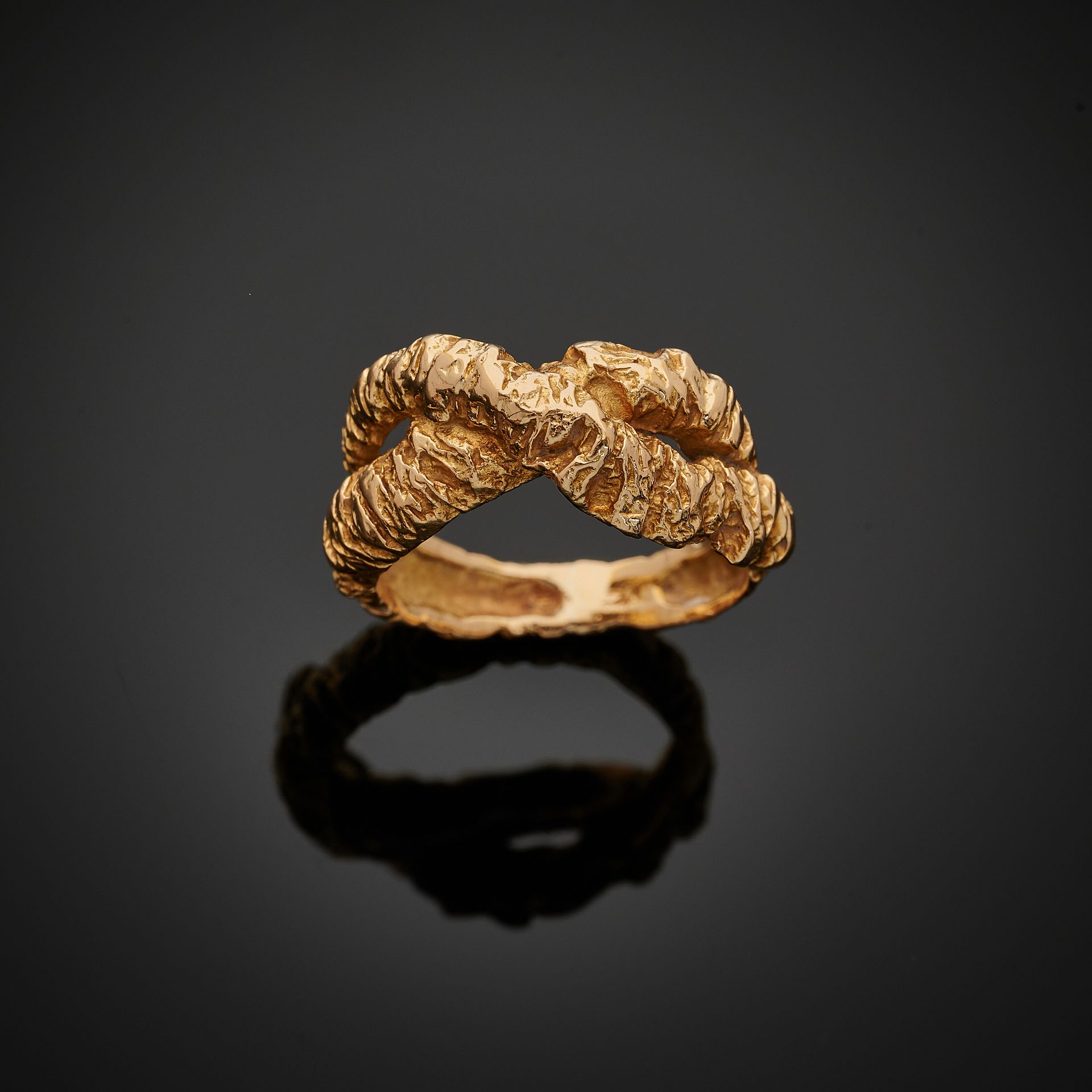 Null Yellow gold ring 750 mm of type entrelac textured.
TDD: 53
NET weight: 7,1g