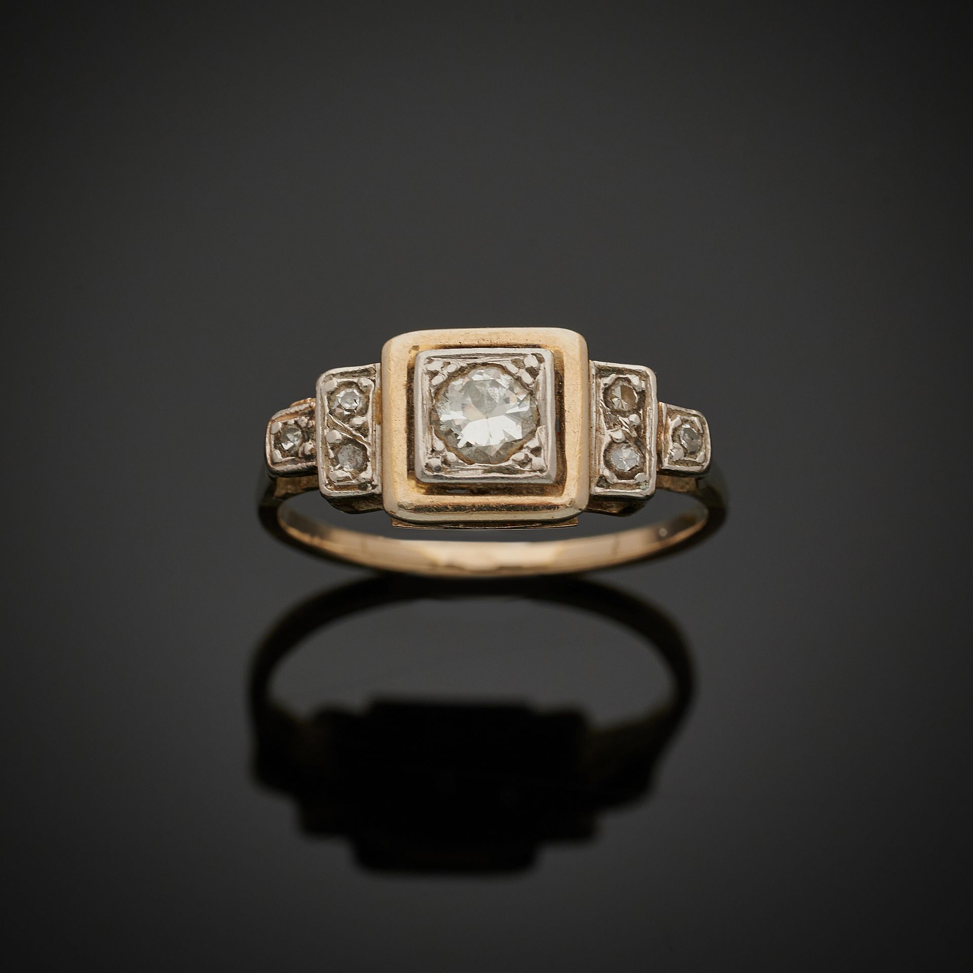 Null 750毫米白金装饰艺术戒指，方形图案上镶嵌一颗明亮式切割钻石，梯形肩部镶嵌八分之一的钻石。约1930年，法国作品。
TDD : 52
毛重：2.6克