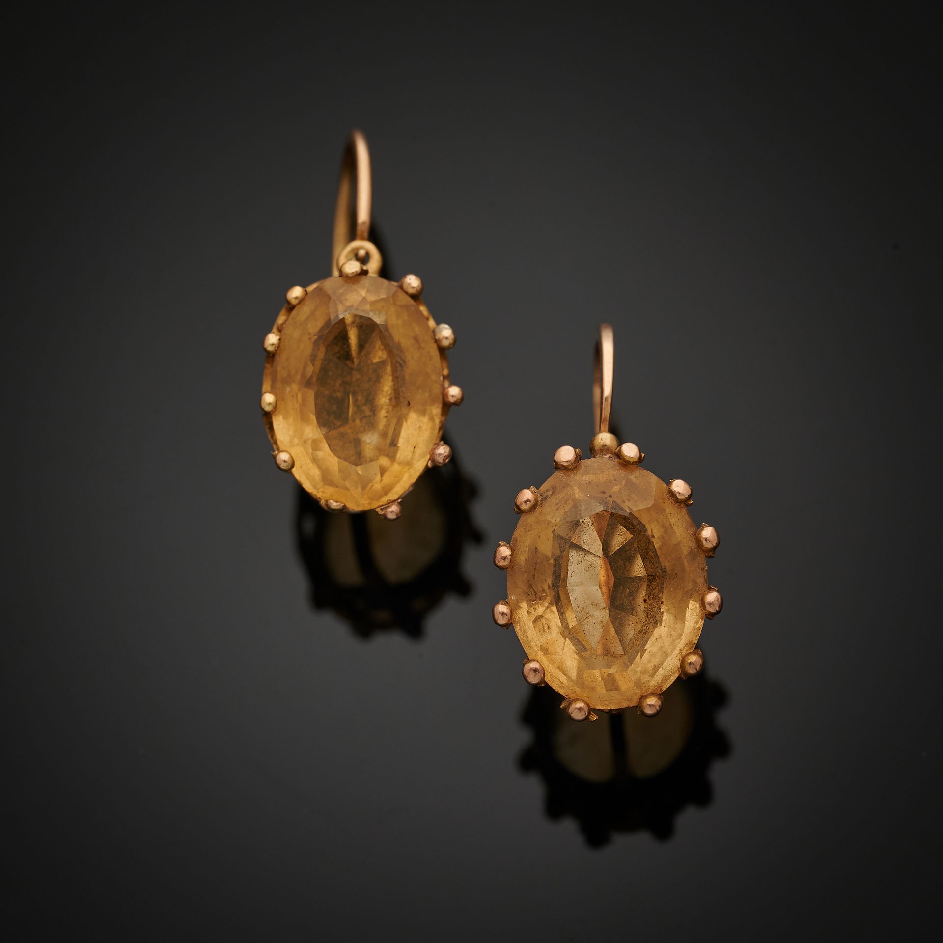Null 一对750毫米玫瑰金的DORMEUSES，图案上有两颗椭圆形的黄水晶，并有一个下降的皇冠镶嵌。
法国作品
净重：2.1克