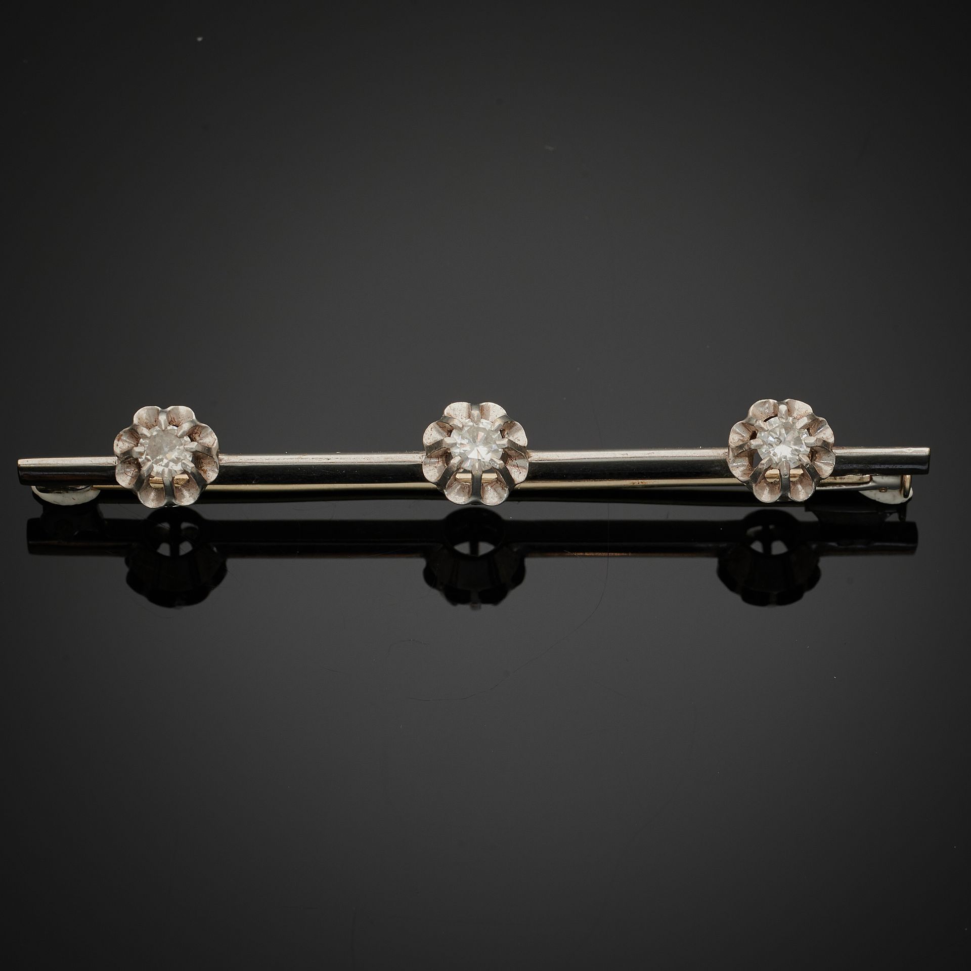 Null 750毫米白金和850毫米铂金刀刃发夹，镶嵌三颗现代切割小钻石。
毛重 : 6,4 g