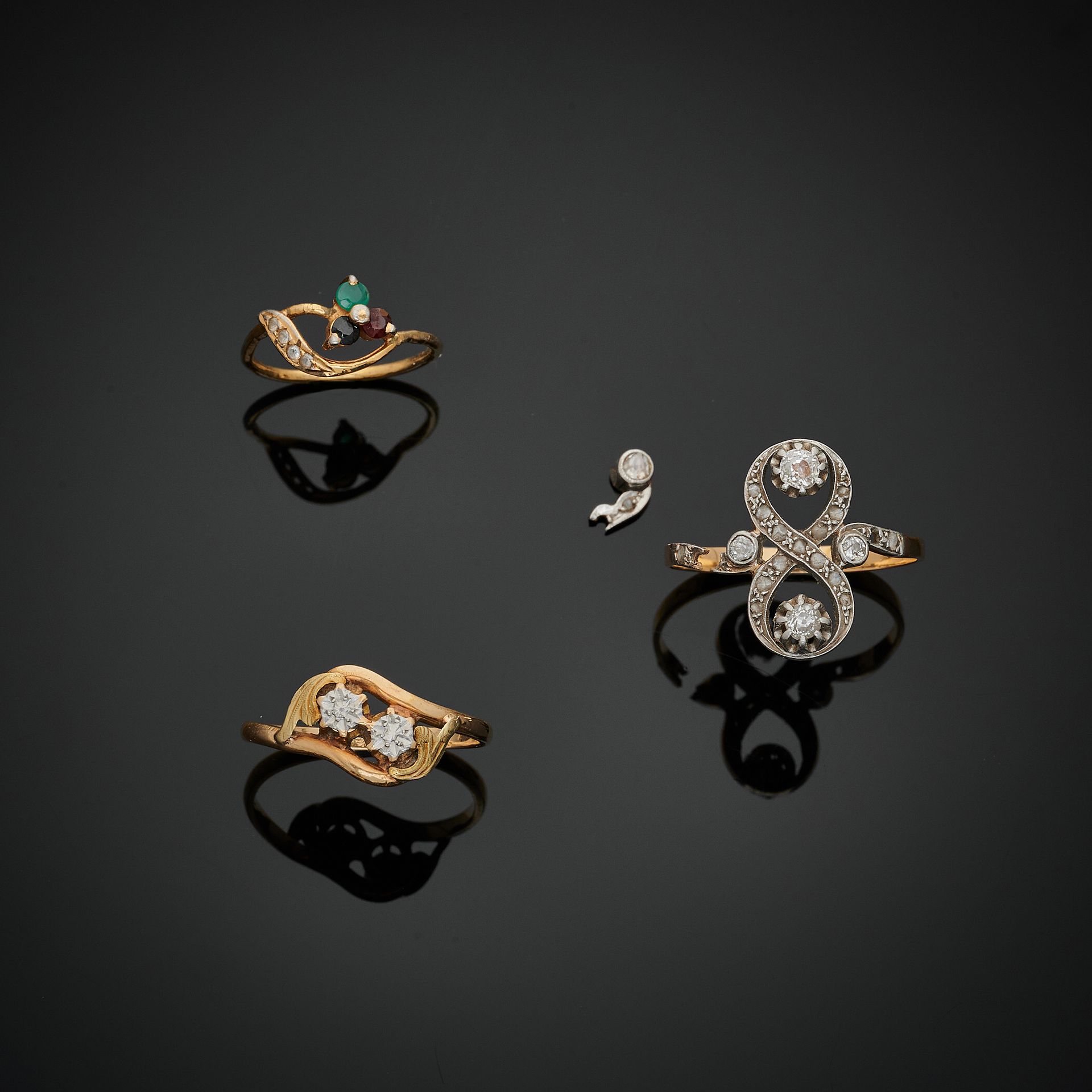Null 金色套装包括:
- 一枚镶有公爵夫人钻石的戒指纪念品（事故），一枚总重2.4克的双星幻影戒指和一枚镀金金属和仿宝石戒指。
TDD：60和65
750毫&hellip;