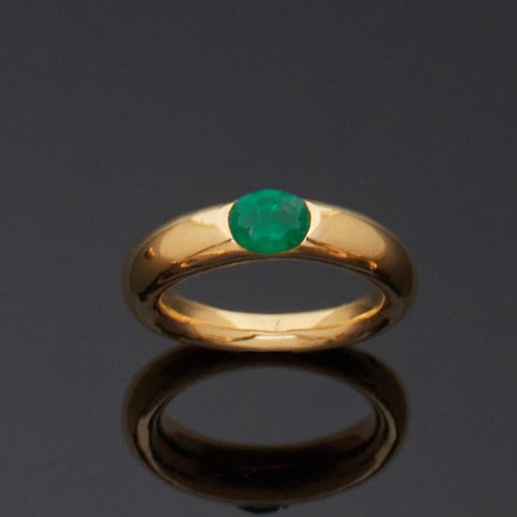 Null BAGUE anneau en or jaune 750 mm ornée d'une émeraude de forme ovale en sert&hellip;