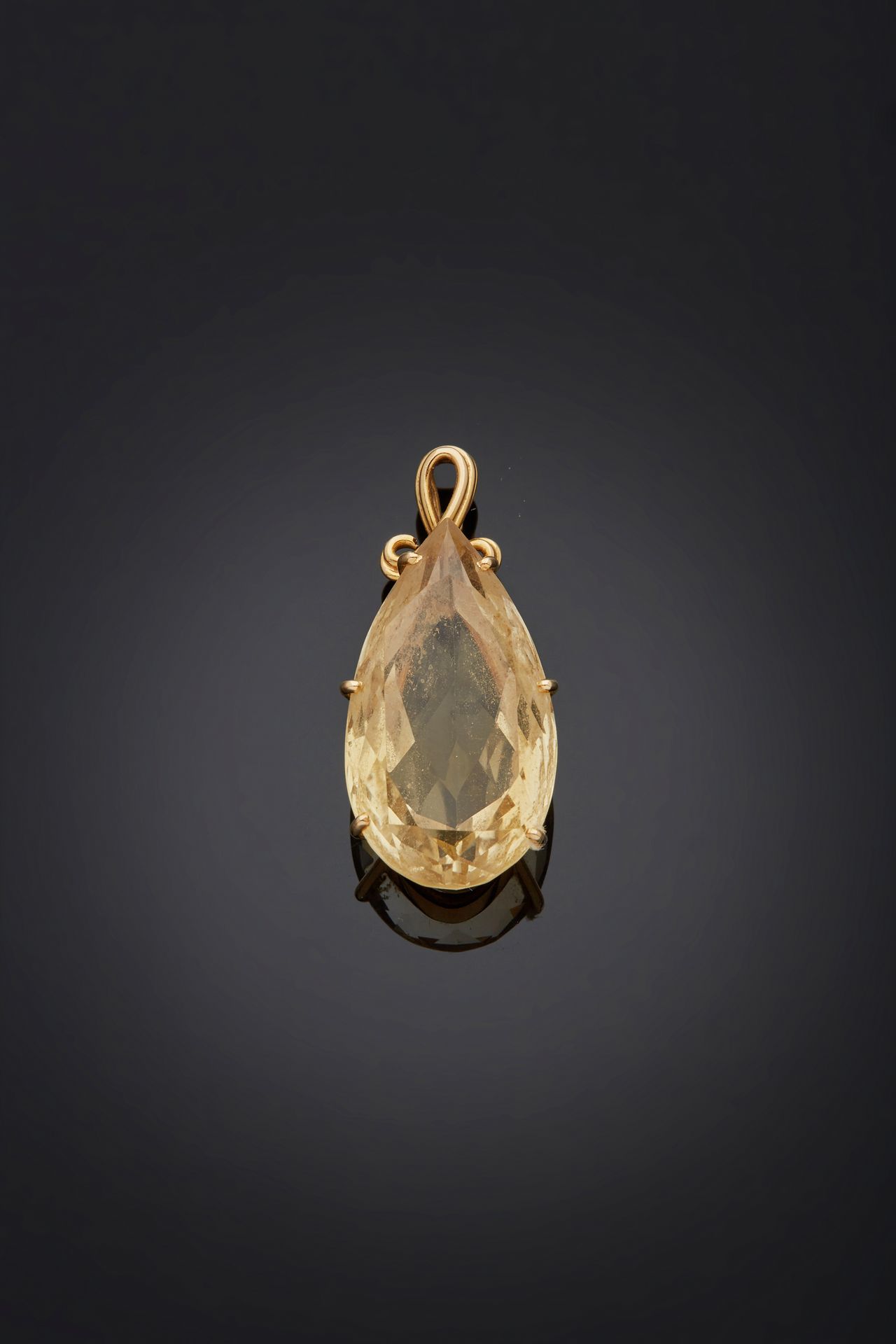 Null 750 mm yellow gold pendant set with a citrine
H. 3,5 cm 
Gross weight : 8,2&hellip;