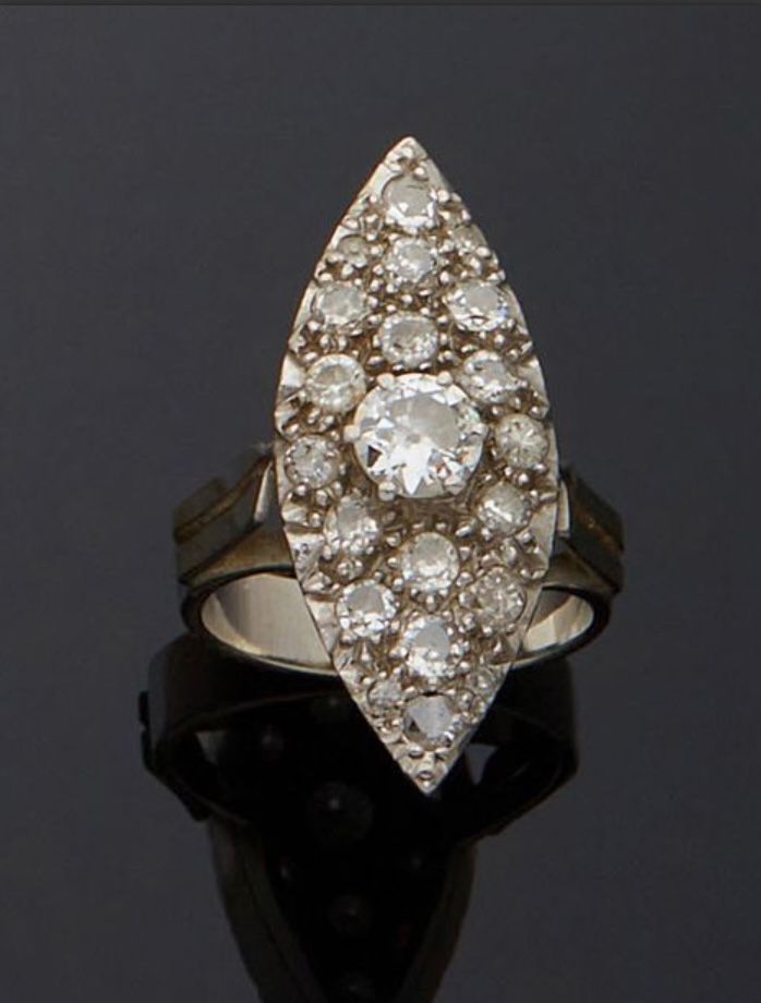 Null 脐带式白金戒指，厚板镶嵌明亮式切割钻石，其中一颗中央较大，重约0.70克拉。
TDD : 53 
毛重：9.3克。