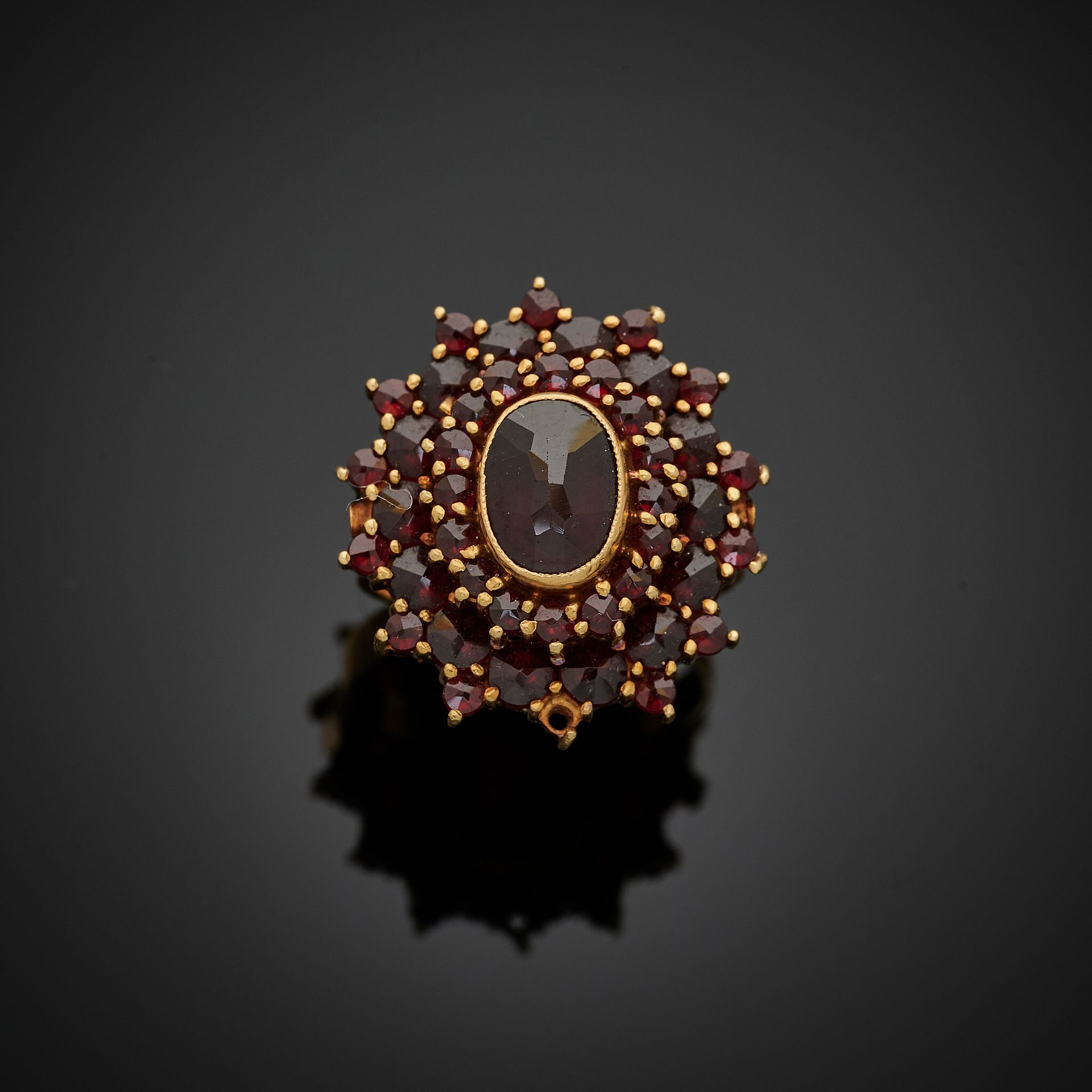 Null 750毫米玫瑰金戒指，菊花图案，全部镶有石榴石，其中一个中心较大（缺失）。
TDD: 49
毛重：7.1克