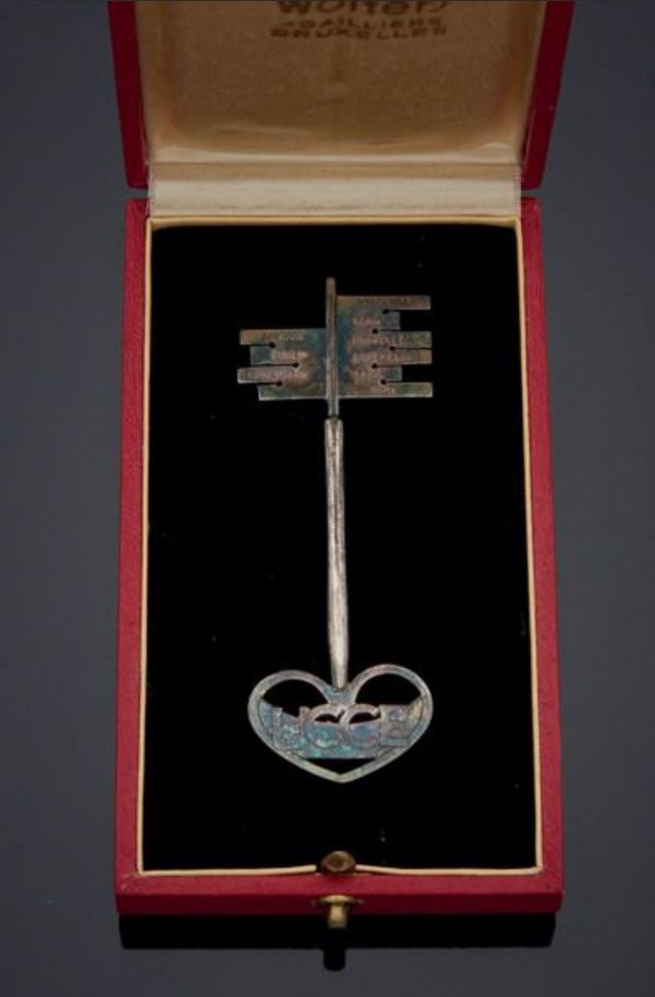 Null WOLFERS Brüssel
Silberner Schlüssel in einer Schatulle. 
L: 8 cm.
Bruttogew&hellip;