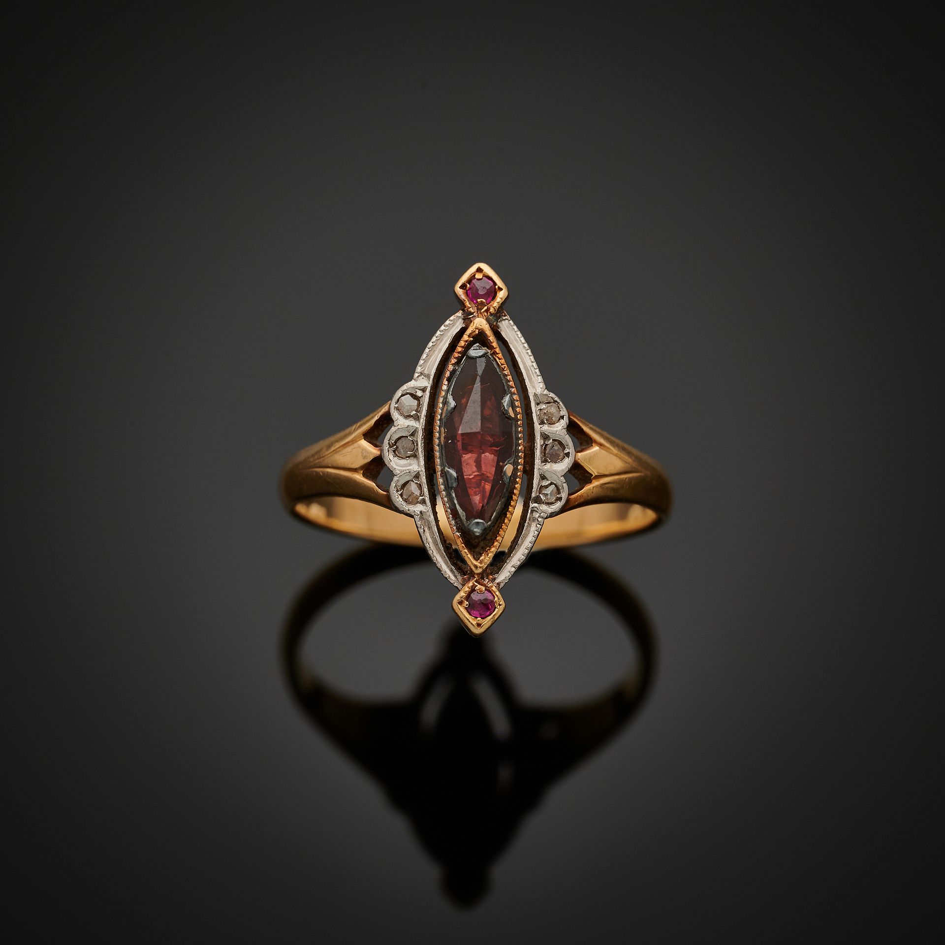 Null 750毫米的黄金和800毫米的铂金戒指，脐带形的设计，装饰着一个镶有paillon的石榴石和两行未切割钻石。
TDD: 49
毛重：2.5克