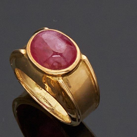 Null Yellow gold band ring 750 mm with an oval cabochon ruby weighing approximat&hellip;