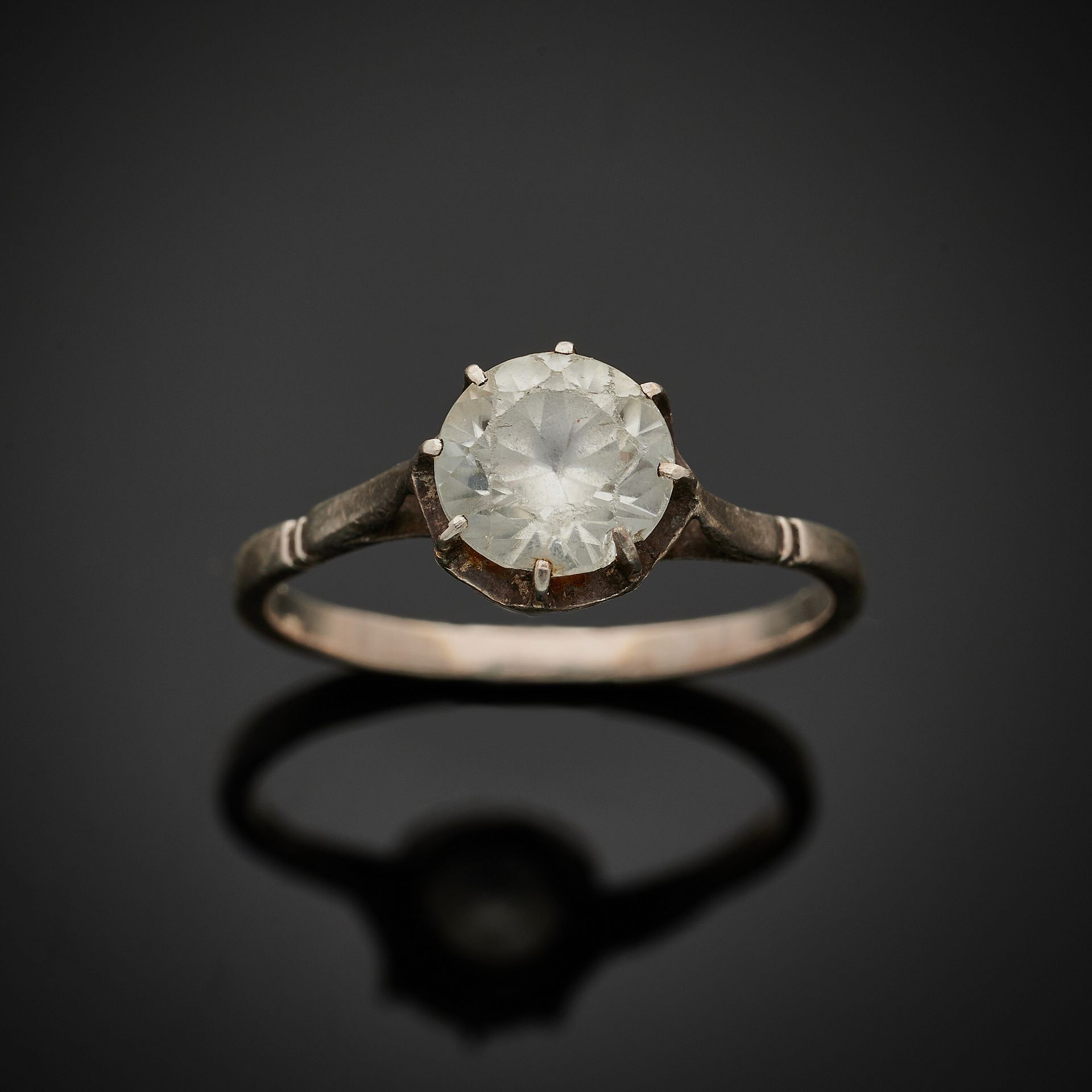 Null Ring aus 925 mm Silber, verziert mit einem weißen, imitierten Stein. 
Brutt&hellip;