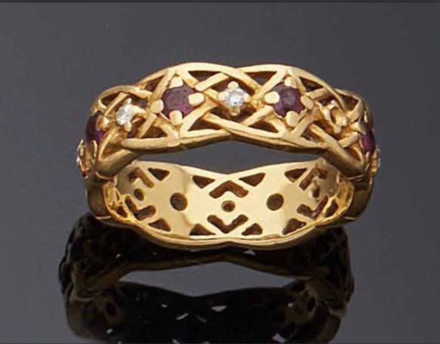 Null GIVENCHY.镂空黄金戒指，点缀着小红宝石和小型明亮式切割钻石（缺失）。签名和日期为83。
毛重：4.9克。 
鉴定编号：53。