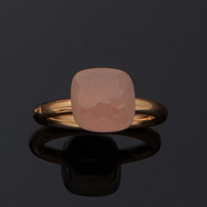 Null POMELLATO.750毫米的黄金戒指，镶有切割的玫瑰石英（碎片）。已签名。
TDD : 54
毛重：7.4克。