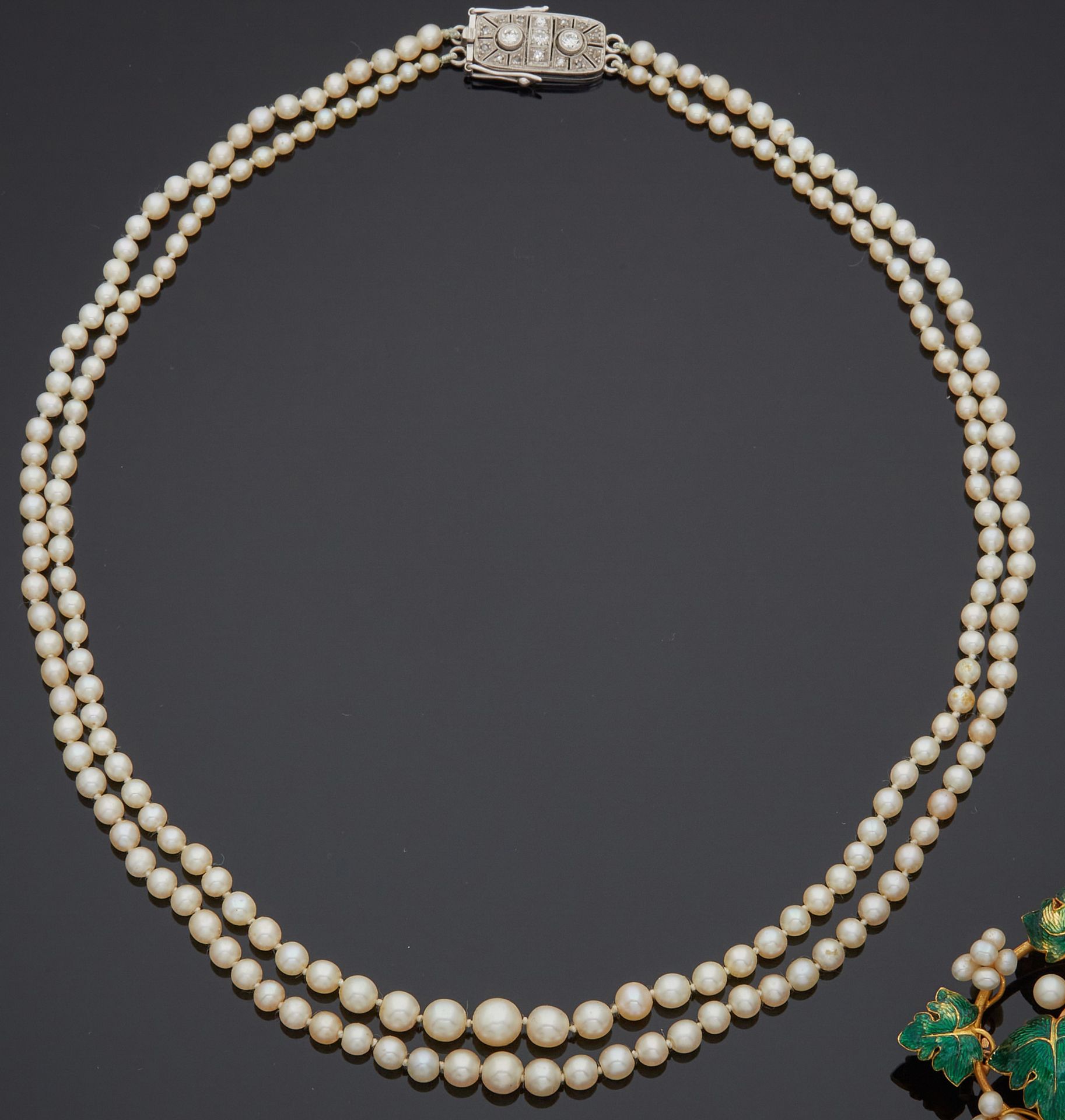 Null 项链有两串混有养殖珍珠的优质珍珠，一串是垂坠的，另一串是轻微垂坠的，白金扣585毫米的几何形盒子上全部镶嵌有半尺寸和8-8的钻石。包括一些额外的珍珠，&hellip;