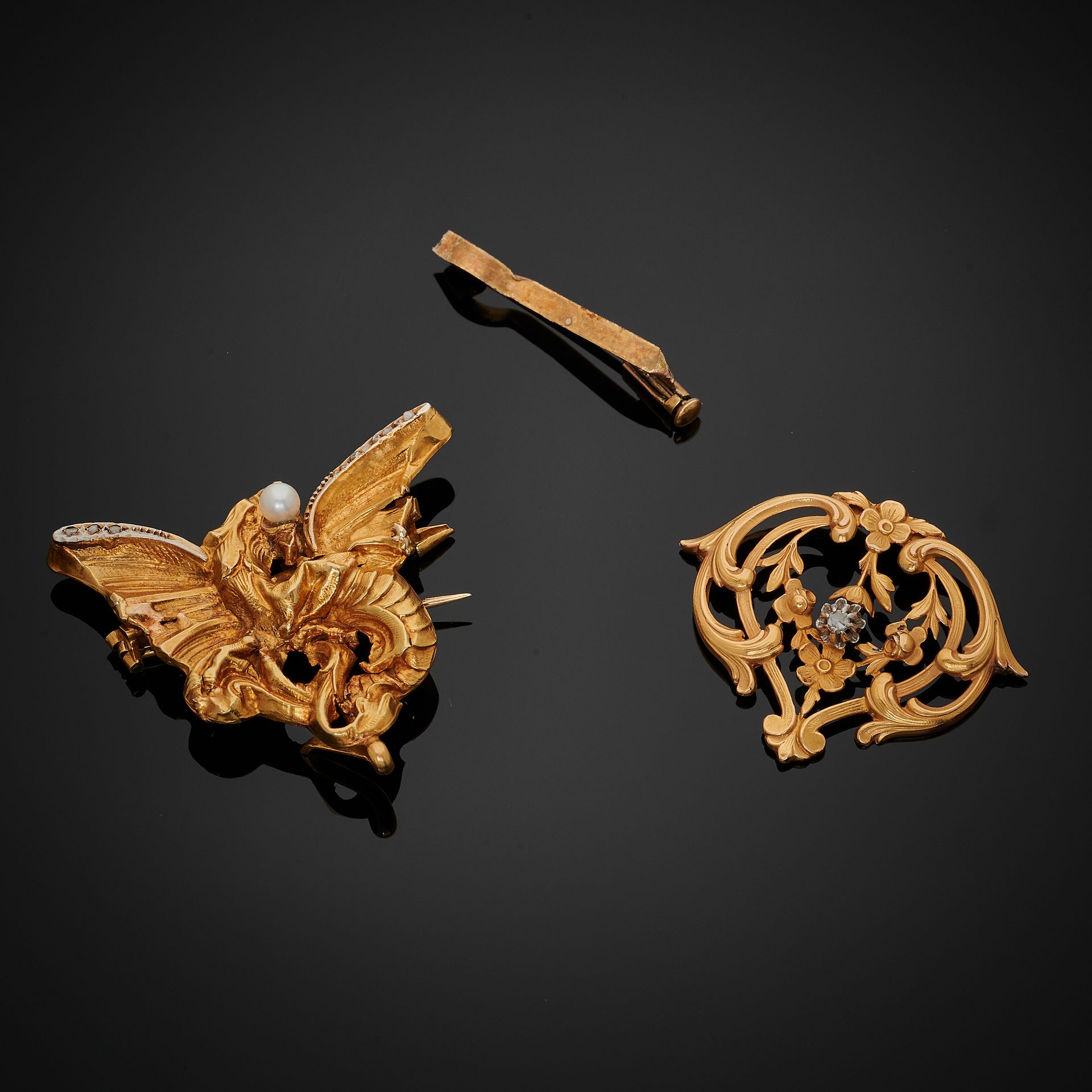 Null LOT comprising a part of a brooch and a brooch in yellow gold molded with f&hellip;