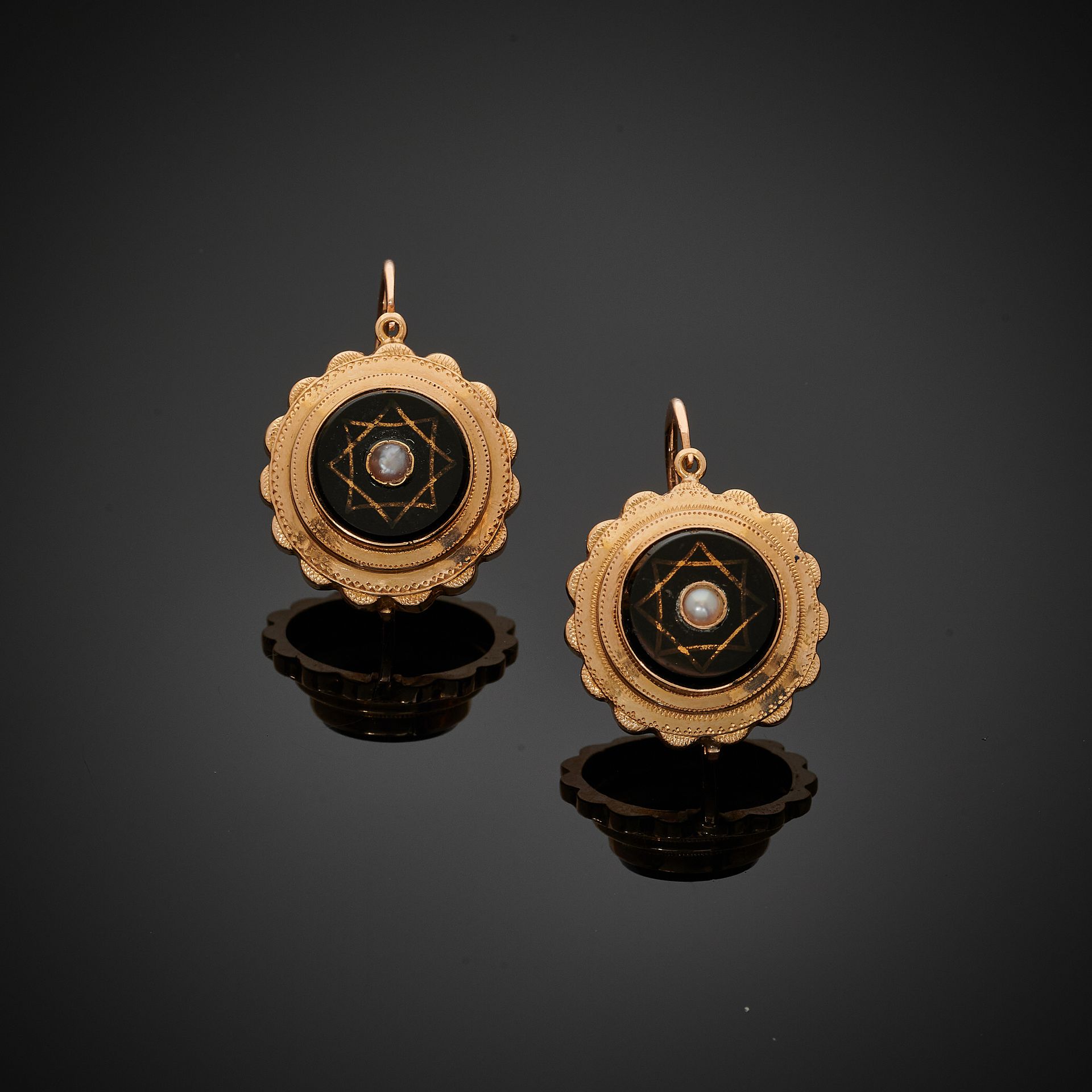 Null PAIR OF EAR PENDANTS in gold 750 mm.
French work around 1890.
Size : 2,5 cm&hellip;