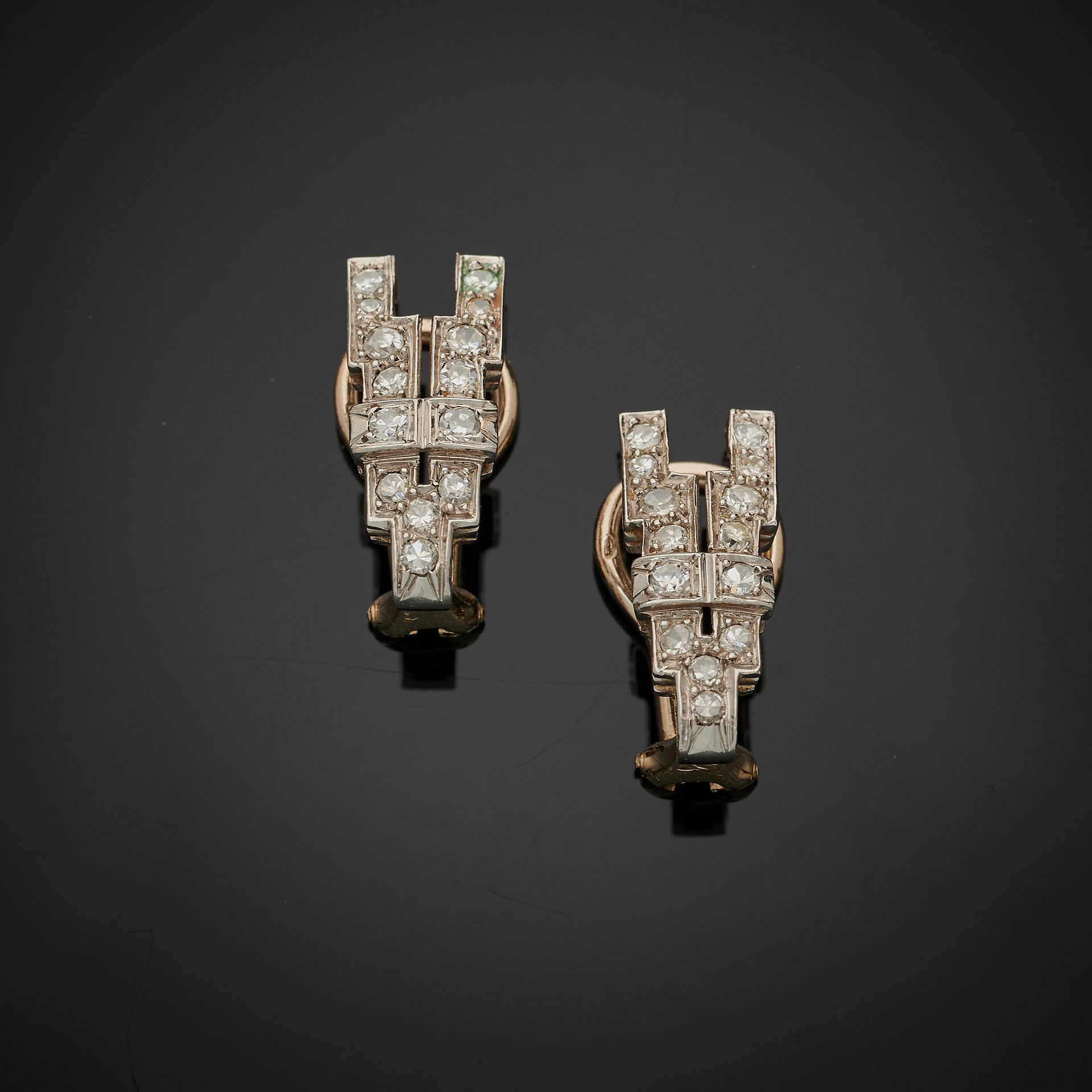 Null 一对850毫米的铂金和750毫米的白金耳夹，镶有两个1920年代的女式表夹，全部镶嵌八分之一的钻石，在阶梯状的几何图案上。 
毛重：5.5克
