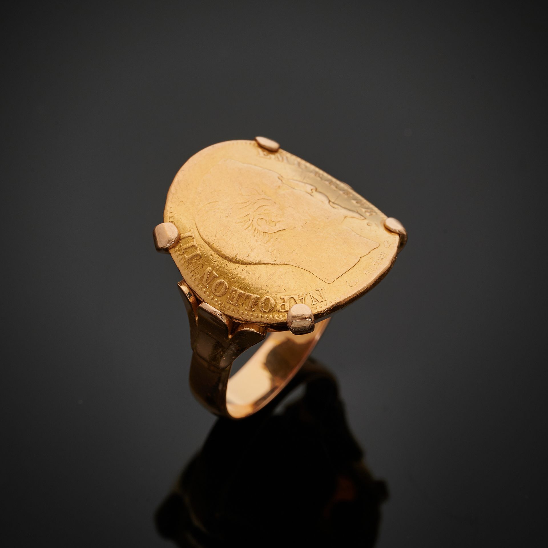 Null Gold ring 750 mm decorated with a curved Napoleon in worn condition.
TDD : &hellip;