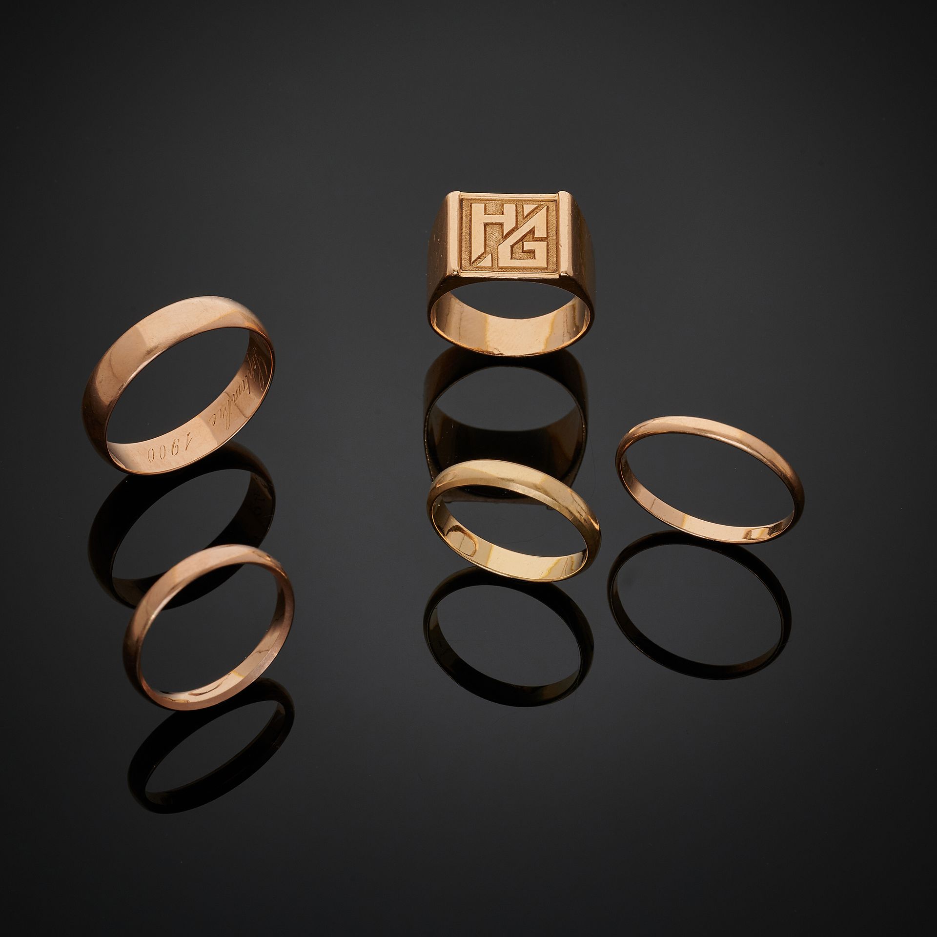 Null 一组750毫米黄金结婚戒指和徽章戒指。
净重：31.8克。