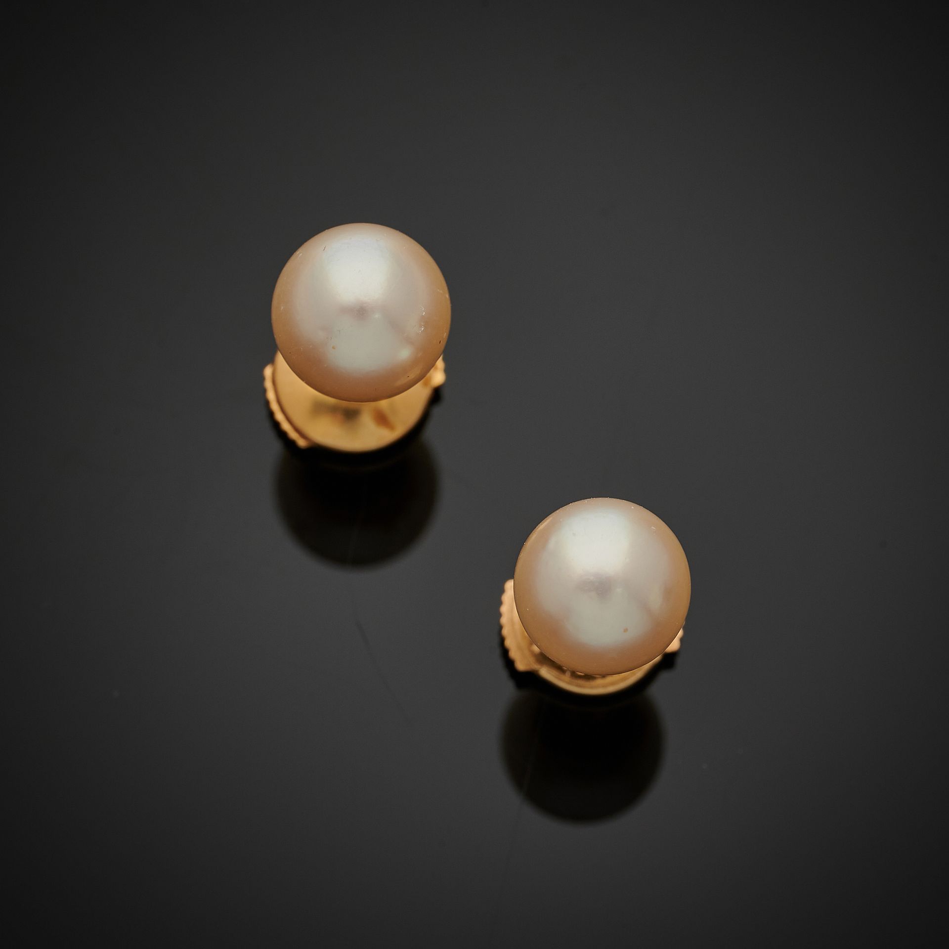 Null 750毫米黄金耳环一对，配白色养殖珍珠，Alpa系统。
毛重：2.5克。