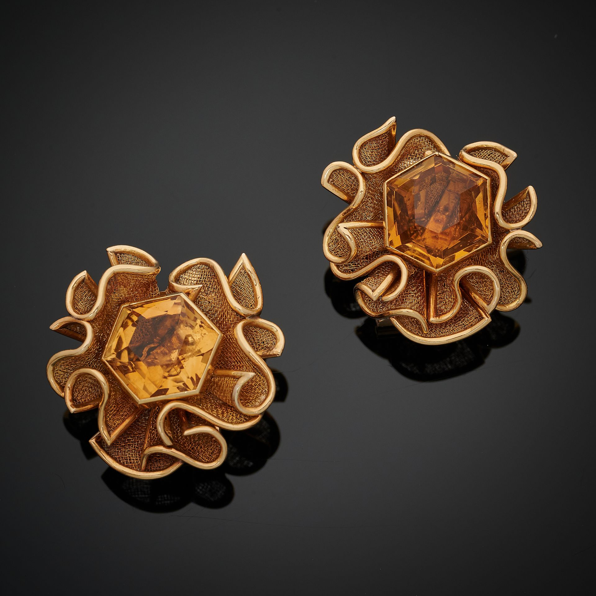 Null 梵克雅宝。约1945/50年。
一对750毫米玫瑰金耳夹，显示出移动的花朵，花蕊上装饰有六角形的黄水晶，花瓣为金网。
两个编号均为61463，其中一个&hellip;