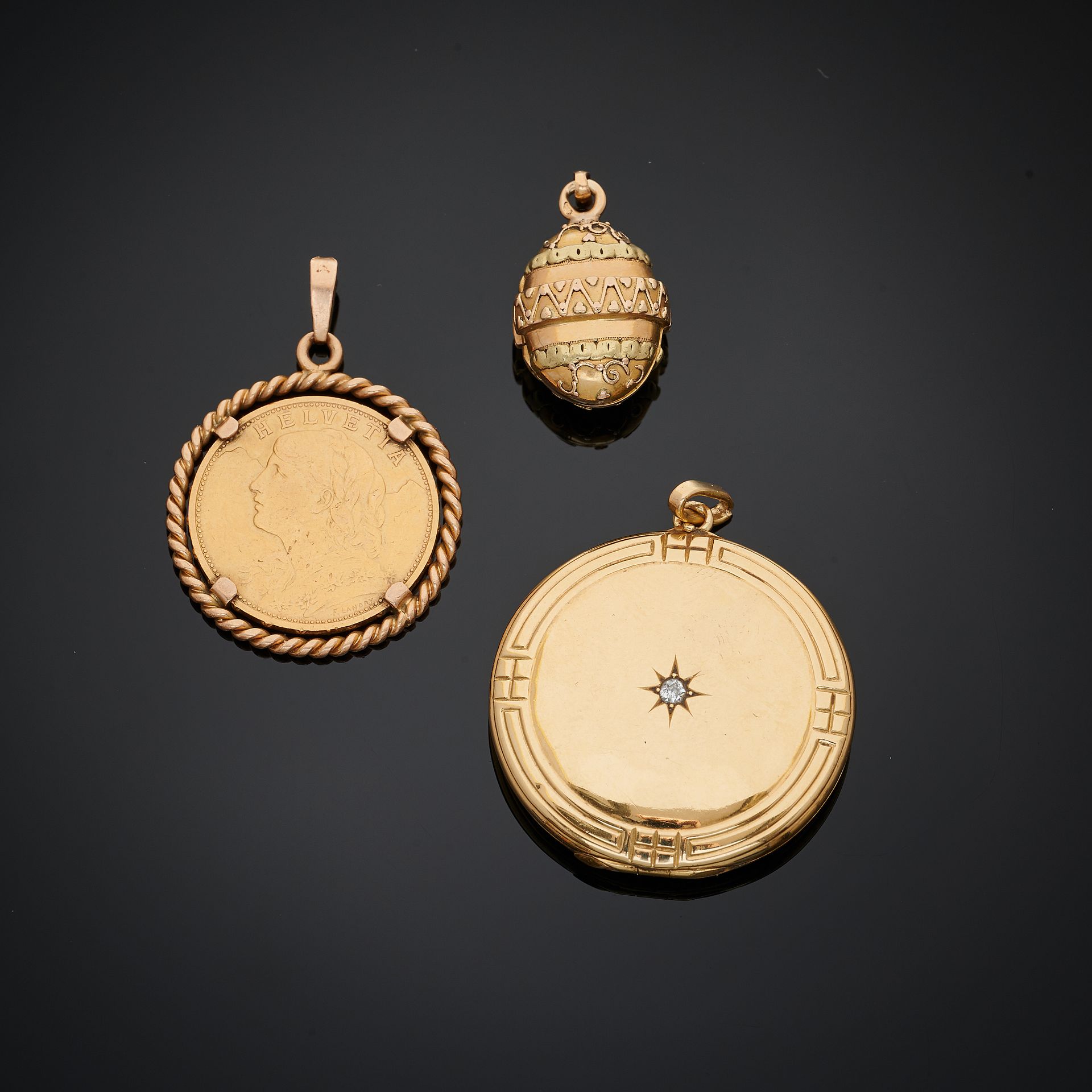 Null LOT de trois pendentifs en or ; deux pendentifs porte-souvenir et une pièce&hellip;