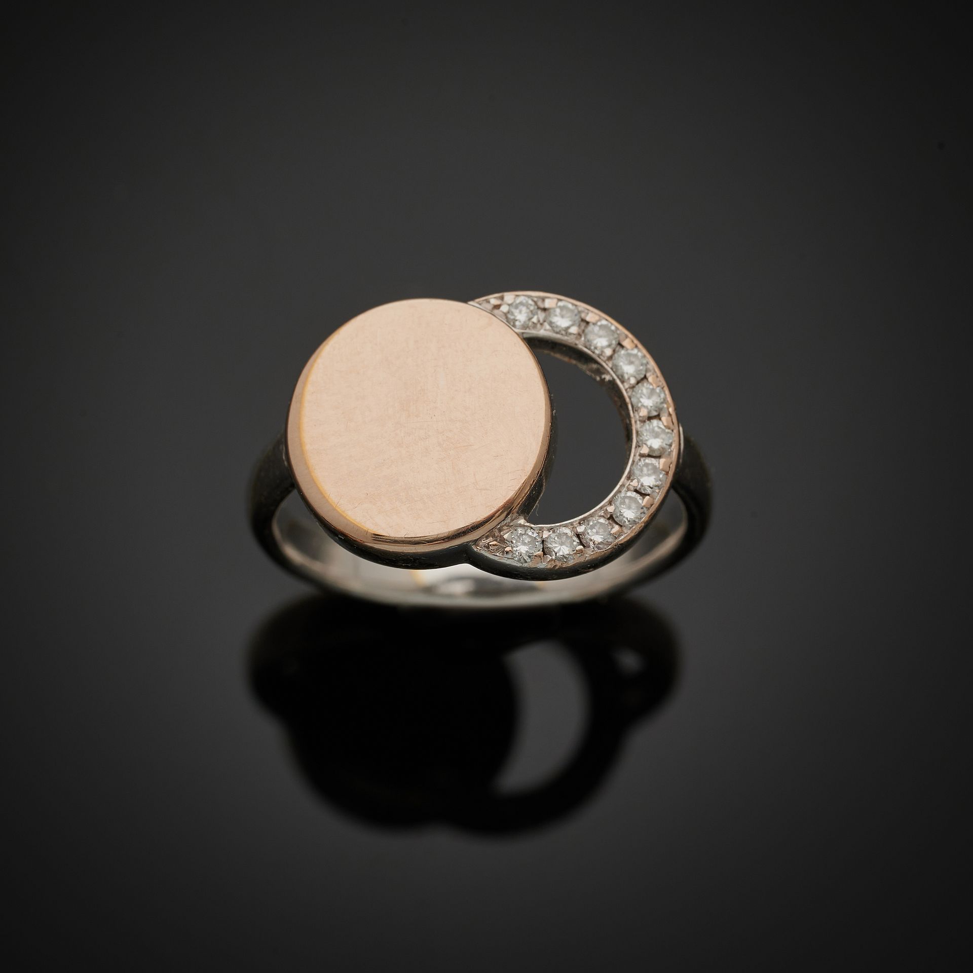 Null DINH VAN.手铐模型。
白金戒指上镶嵌着两个圆盘的交错图案，其中一个镶嵌着明亮式切割钻石。已签名。
毛重：6.7克；TDD：51。