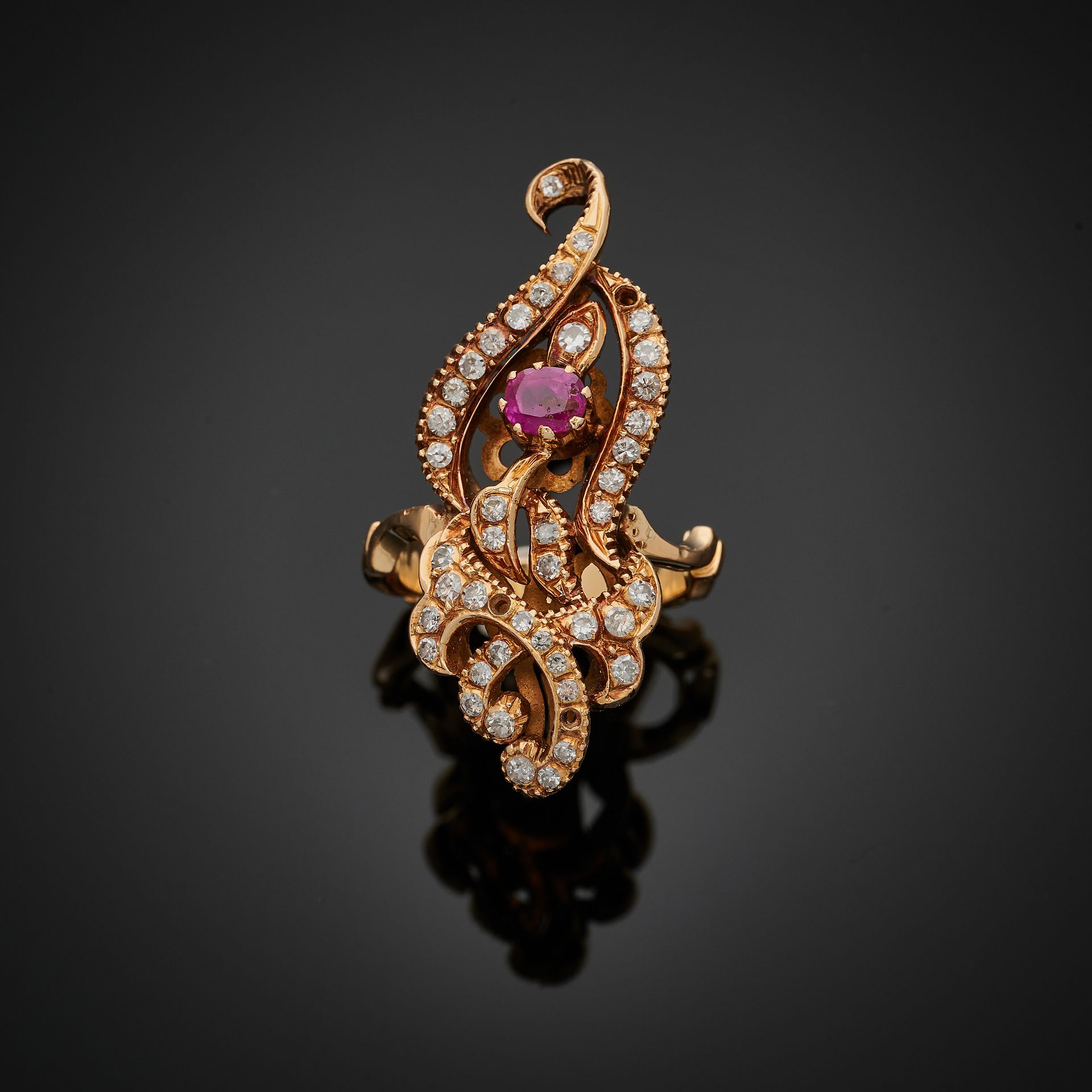 Null 一枚750毫米的印度黄金戒指，卷轴形的盘子上镶嵌着八分之一的钻石（缺失）和一颗椭圆形的红宝石。
TDD: 55 (存在一个弹簧环)
毛重：11.6克