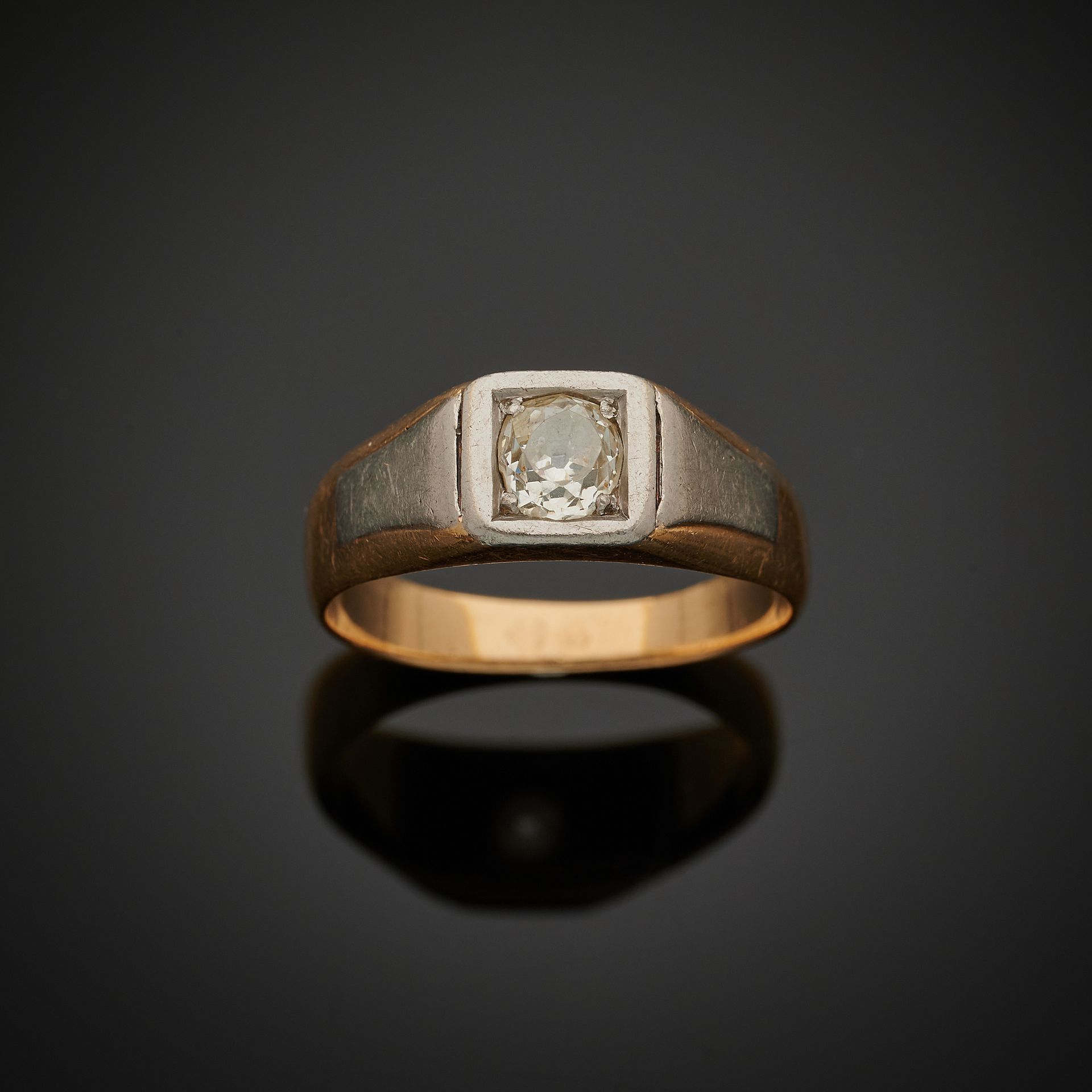 Null 一枚750毫米黄金和850毫米铂金方形戒指，镶有一颗重量约为0.70克拉的老式切割钻石。
鉴定标准 : 60 
总重量 : 7,3 克