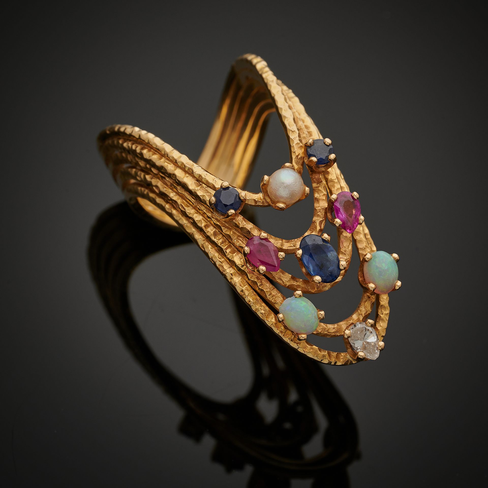 Null 750毫米黄金设计师戒指，五个蜿蜒的主体镶嵌着一颗小梨形钻石（震惊）、凸圆形蛋白石、梨形红宝石、椭圆形和圆形蓝宝石以及一颗幻想珍珠。
TDD: 54
&hellip;