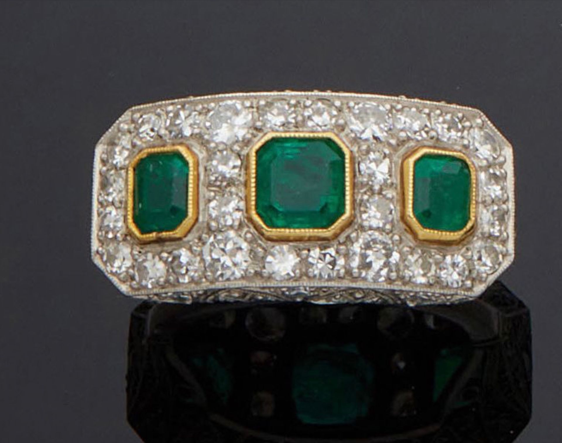 Null 850毫米的铂金和750毫米的黄金带戒指，在半切和八切钻石的封闭式镶嵌中，镶嵌了三颗祖母绿切割的里维埃尔祖母绿，掌心和两侧穿上了镶嵌小八切钻石的梭子。&hellip;