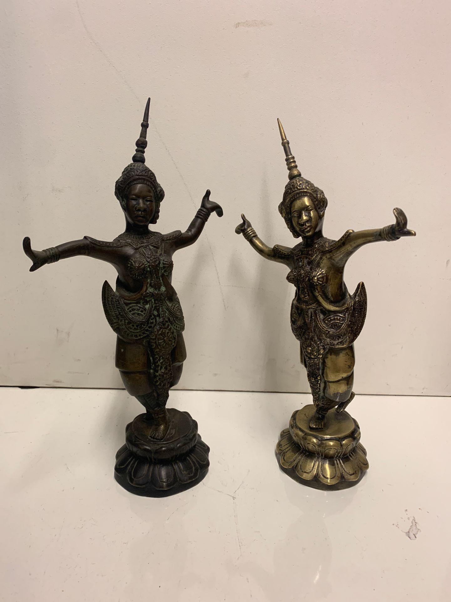 Null VIETNAM, Xxe SIECLE 
Paire de statuettes en bronze l'une à patine brune, l'&hellip;