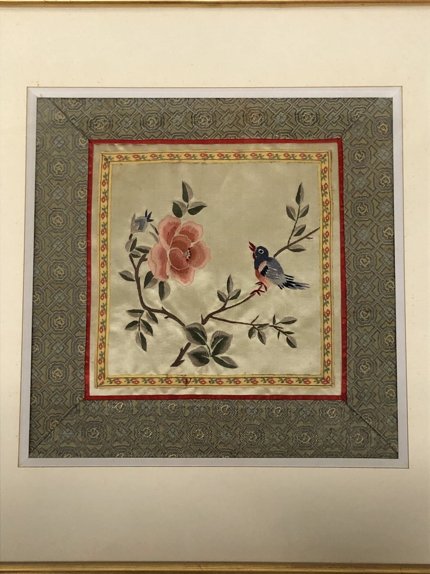 Null 中国
两块刺绣的丝绸，代表着花和鸟。
21 x 61.5厘米。
21.5 x 21.5 厘米。