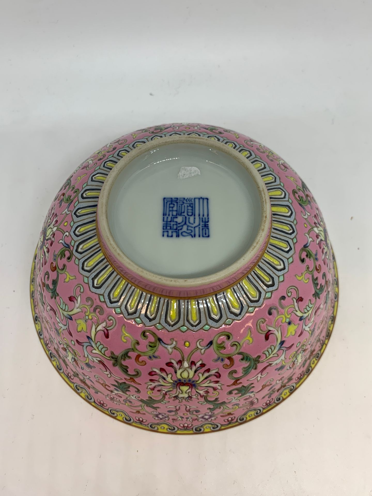 Null CHINE
Bol en porcelaine à décor polychrome à fond rose de fleurs , marque a&hellip;