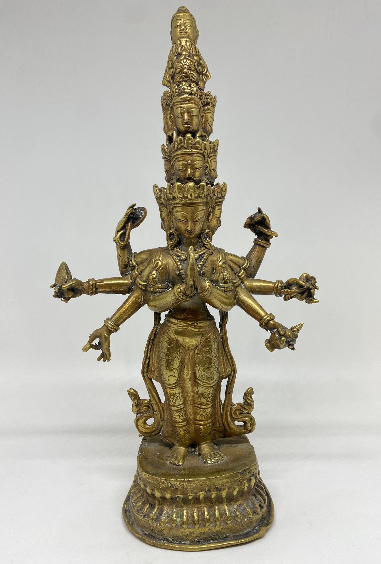 Null STATUETTE
en bronze doré représentant Ekadashalokesvara debout en samabhang&hellip;