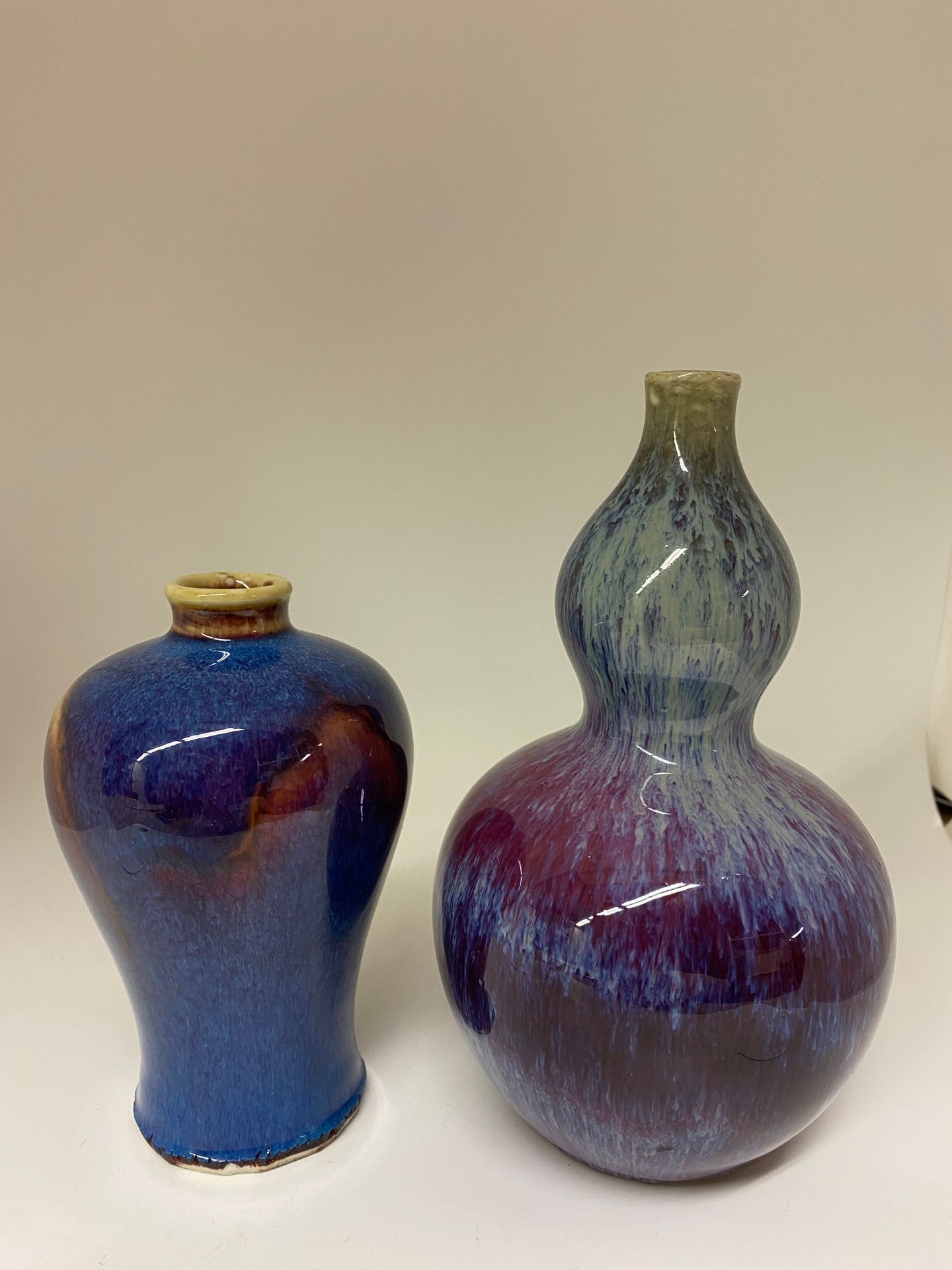 Null 中国
两个葫芦和梅花形的小瓷瓶，背景是单色的火焰。
H.13和18厘米。