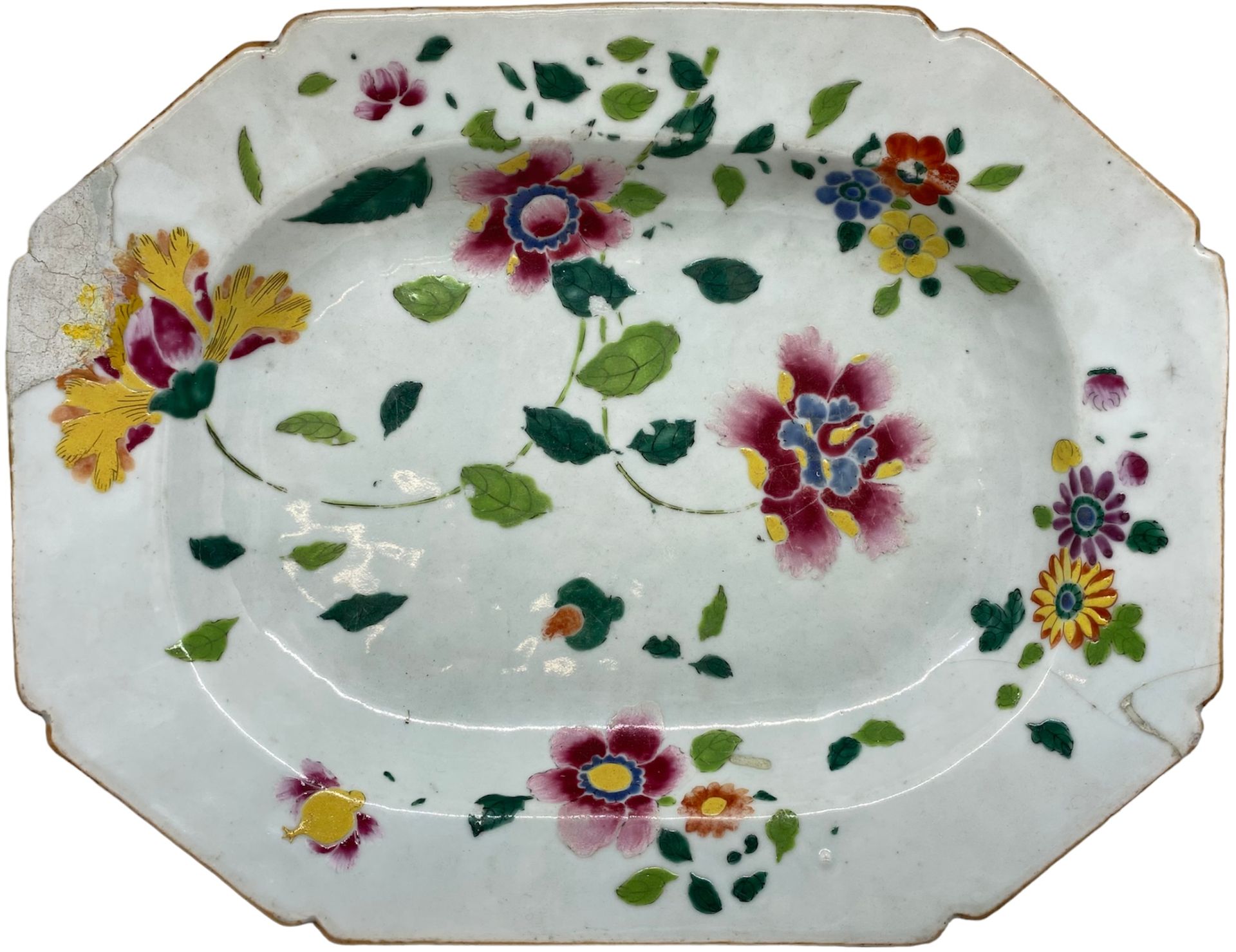 Null 中国
一个八角形的珐琅彩瓷盘，上面装饰着多色的花朵。
18世纪。
37 x 29厘米。
(事故和修复)