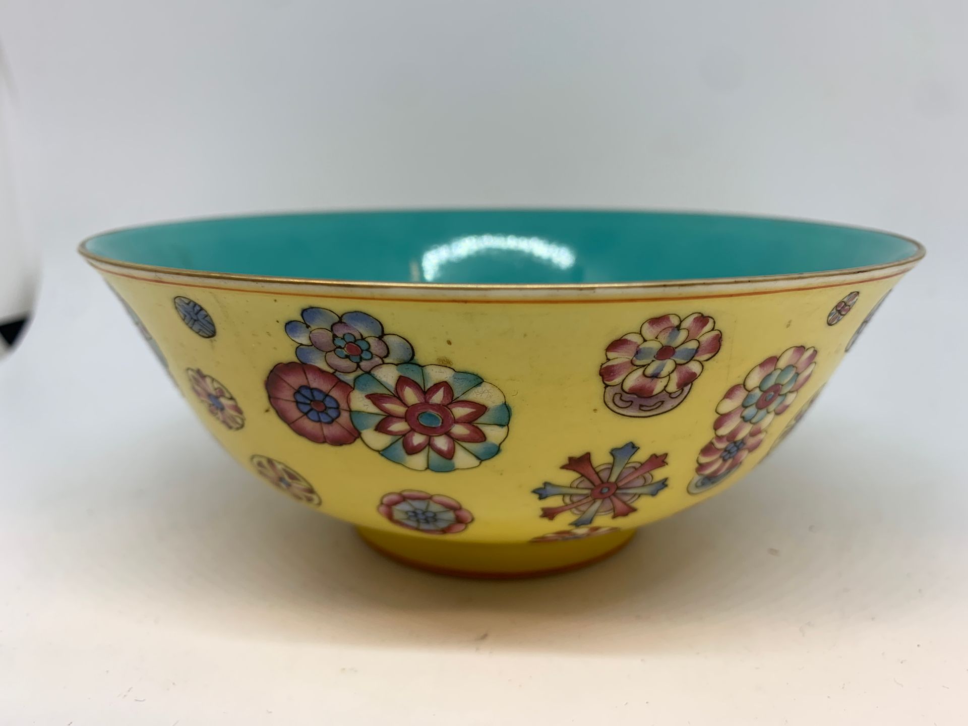 Null 中国
瓷碗，黄底多色花纹装饰。背面标有 "QIANLONG"。
尺寸：15.5厘米
