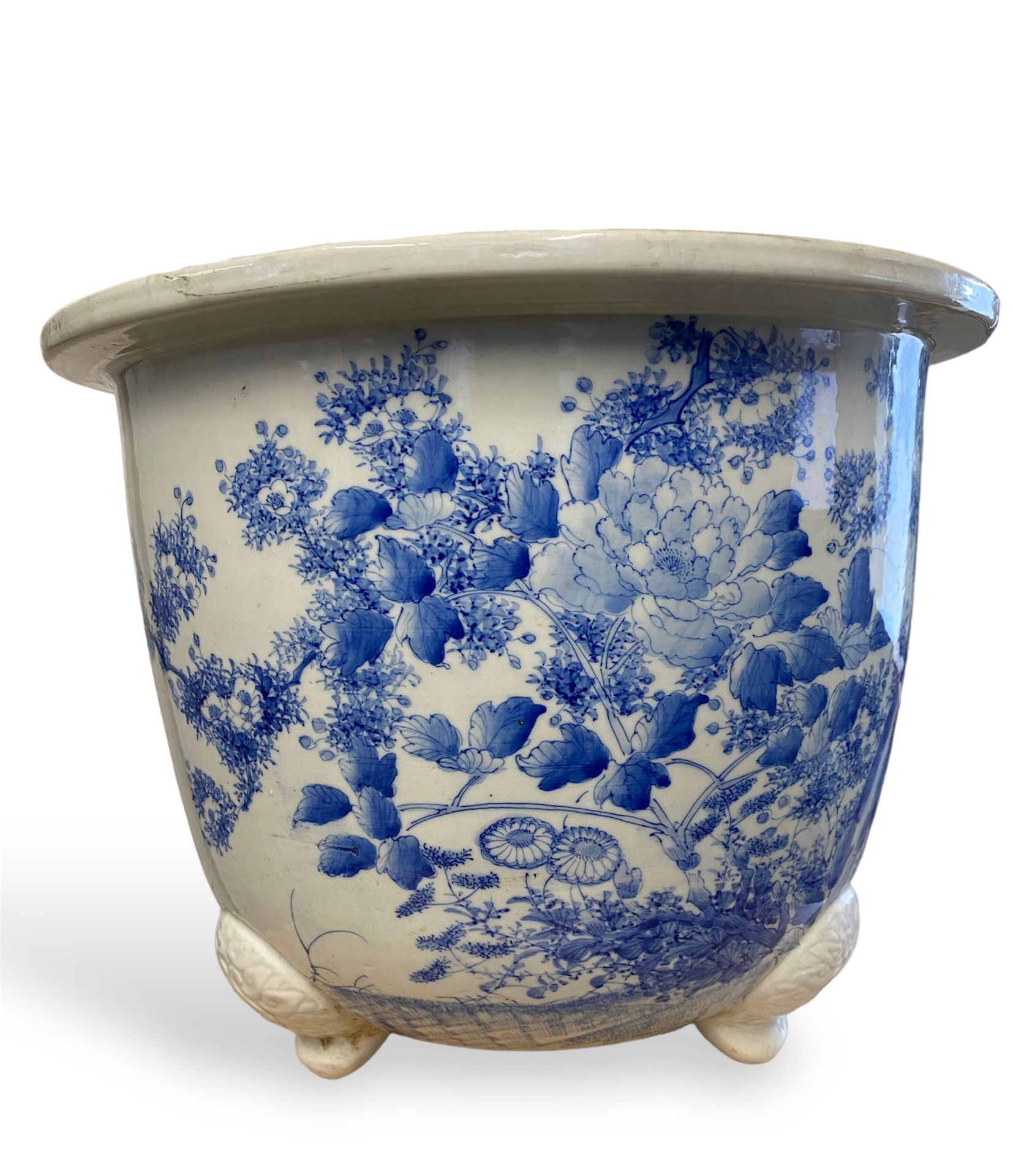 Null JAPON
Cache pot tripode en porcelaine, décor de jardins japonnais. 
H : 31 &hellip;