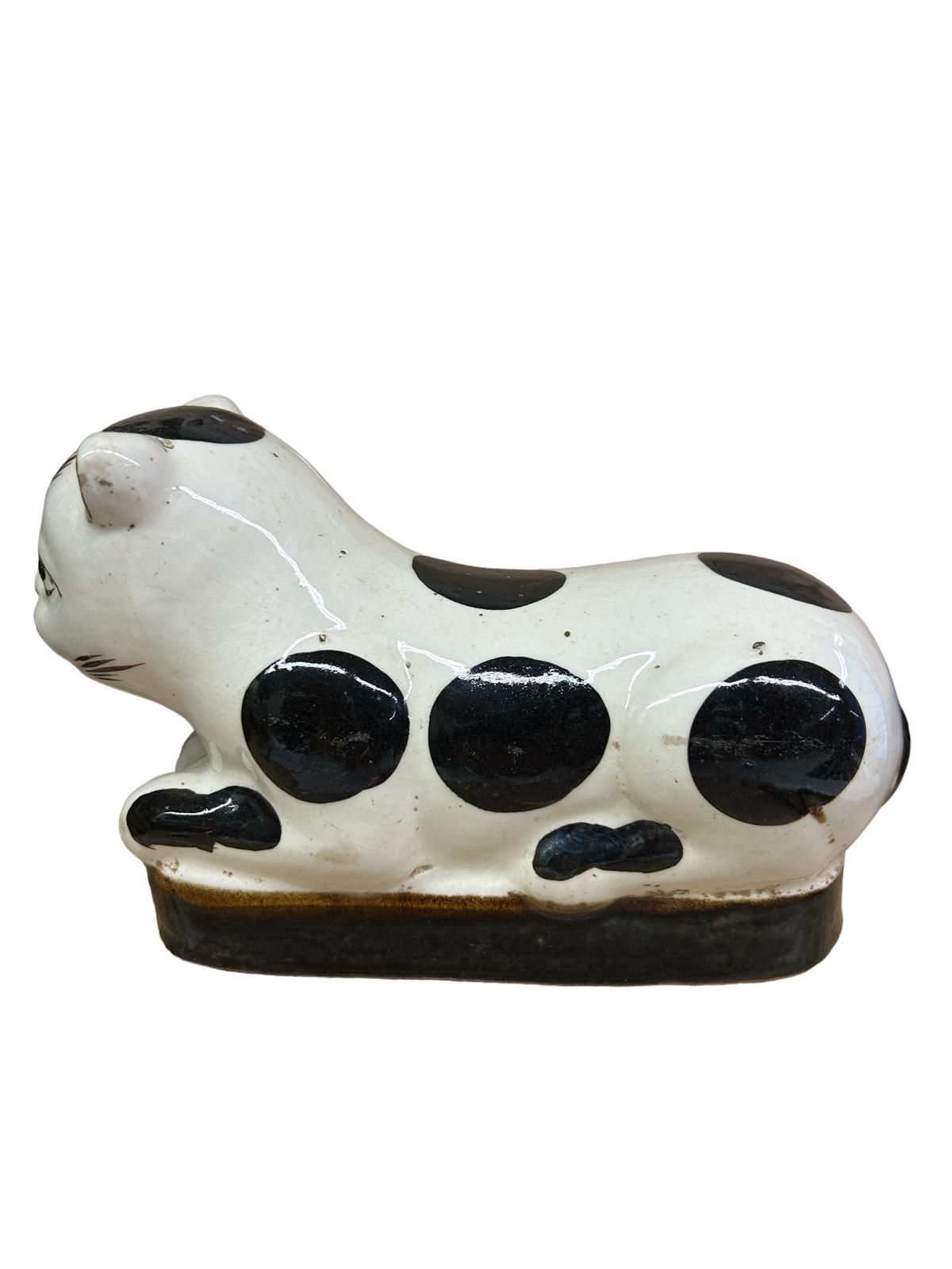 Null 中国 
深棕色和奶油色釉面炻器中的躺着的猫的颈托。
Cizhou style, early 20th century.
尺寸：14 x 24 x 8.&hellip;