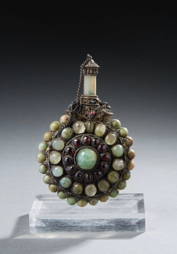 Null 希玛拉雅或提贝特 
镀银的朝圣者水壶上镶嵌着绿色的凸圆形玉石，与岩石晶体和碧玺交替使用。
19世纪末-20世纪初。
高：16.5厘米。